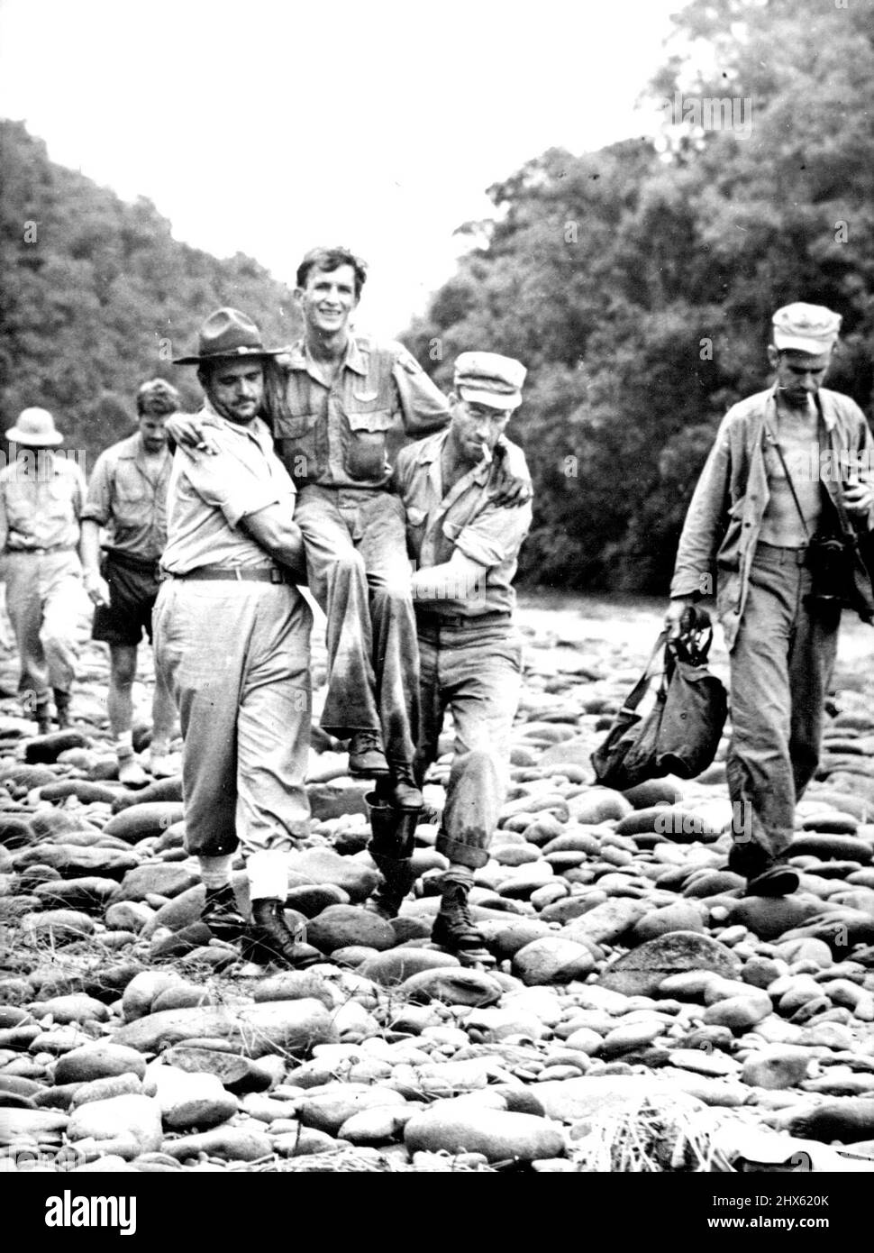 Airman américain sauvé des jungles du nord de la Birmanie - incapable de parler après avoir été perdu pendant 45 jours dans les jungles du nord de la Birmanie, un pilote américain est transporté en sécurité par les soldats américains, qui l'ont trouvé quand ils ont chassé l'ennemi d'un village birman. Le prospectus avait été renfloué en toute sécurité de son avion de chasse handicapé à la suite d'une attaque contre les Japonais, dans la région, mais n'a pas pu trouver son chemin de retour à ses propres lignes. 17 novembre 1944. (Photo par U.S. Office of War information Picture).;États-Unis Air Banque D'Images