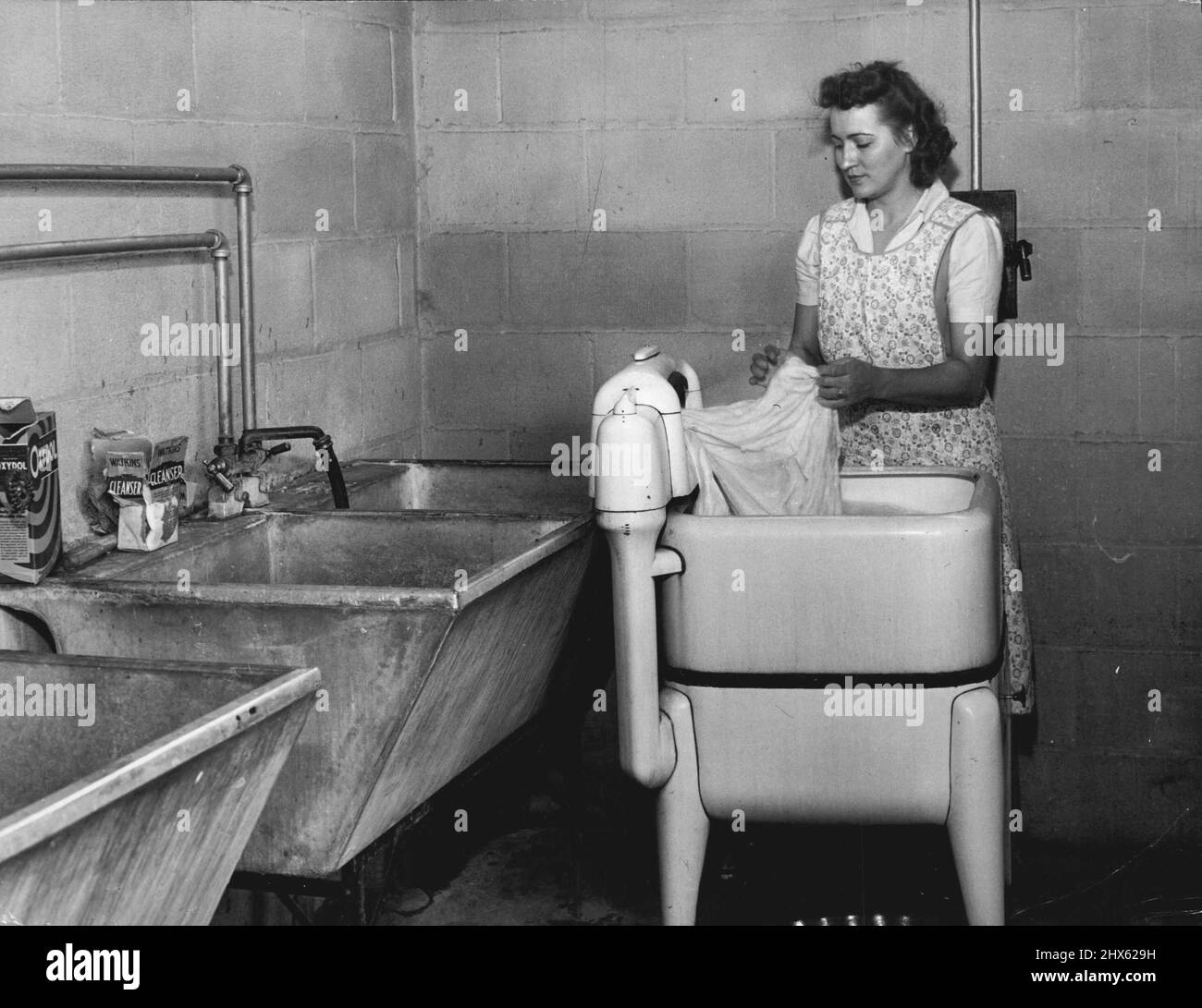 Remorque Town Washday..... Mme James Carpenter, l'une des personnes qui habitent la remorque, travaille dans l'une des laveries du parc idéal pour la remorque. La plupart des habitants de la ville de caravanes font leur propre lavage. Des baignoires et des machines à laver sont à votre disposition, ainsi que beaucoup d'eau chaude et froide. Il y a 80 remorques dans ce parc. Si vous avez un lave-linge, vous avez trois heures pour faire le lavage de famille pour six personnes, y compris les draps. Une femme sans machine est autorisée environ une heure de plus. 30 janvier 1944. (P Banque D'Images