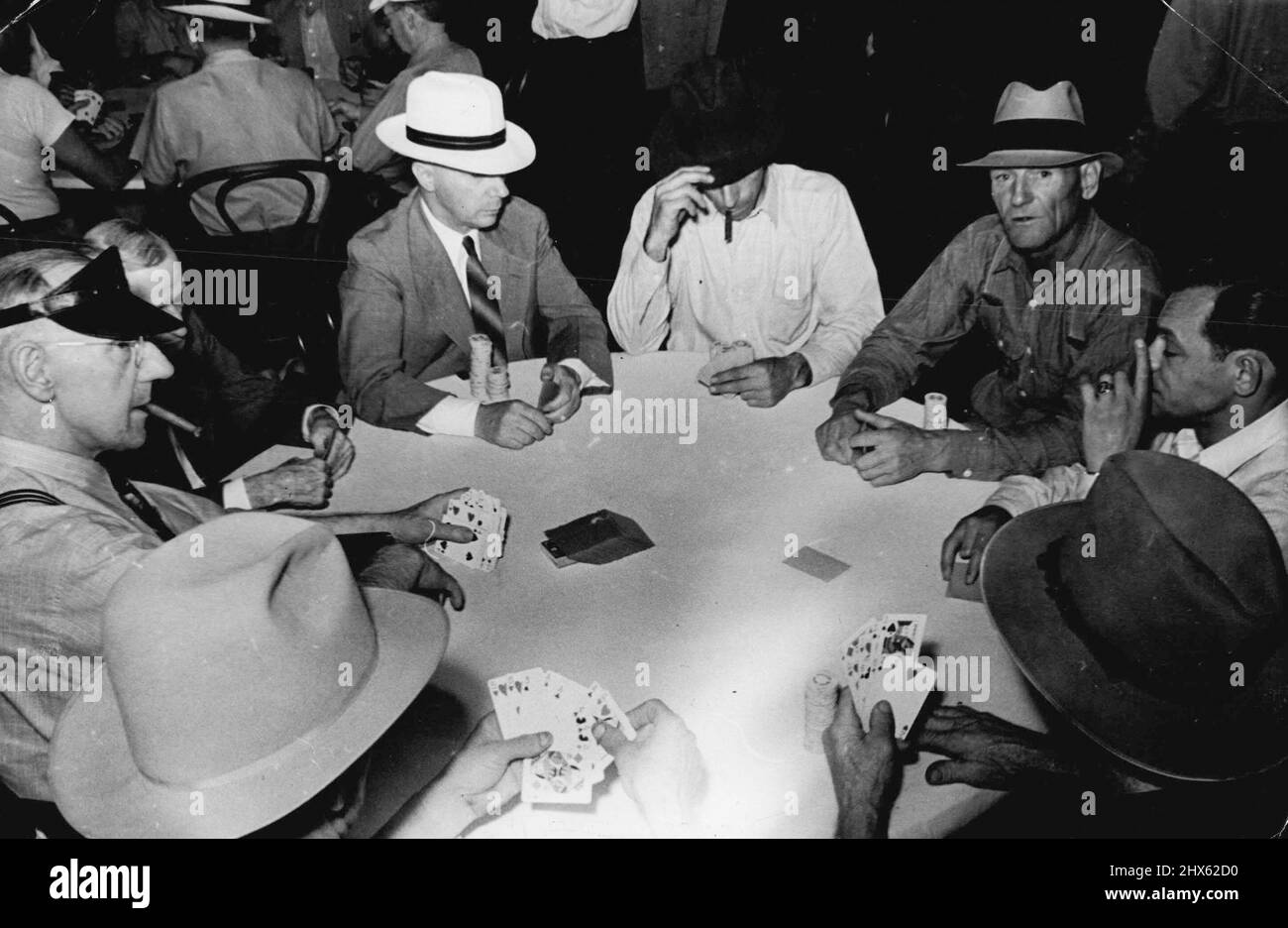 Herr/Reno, au Nevada, le paradis des joueurs. Le jeu est l'une des caractéristiques les plus importantes de la vie Reno et est porté dans de nombreux clubs. Voici une table de poker typique. 20 septembre 1948. (Photo de Herrmann, Pix Publishing Inc.).;Herr/Reno, Nevada, Paradis des joueurs. Le jeu est l'une des caractéristiques les plus importantes de la vie Reno et est porté dans de nombreux clubs. Voici une table de poker typique. Banque D'Images