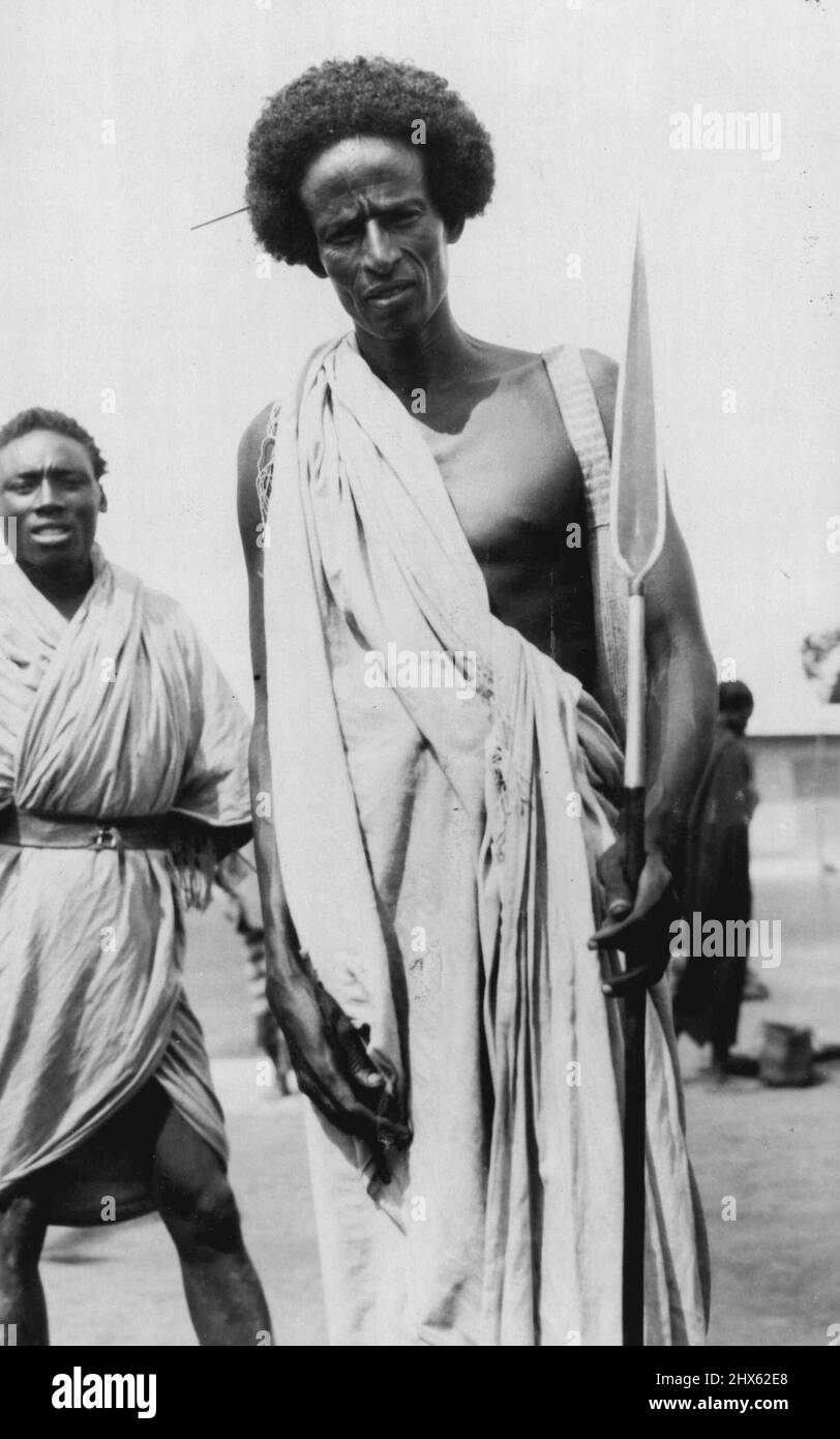 Type fin de Somaliland italien autochtone -- l'industrie principale de ces autochtones est l'élevage de moutons. 27 novembre 1931. (Photo de Smith's photo Service).;Fine Type of Italian Somaliland Native -- l'industrie principale de ces indigènes est l'élevage de moutons. Banque D'Images