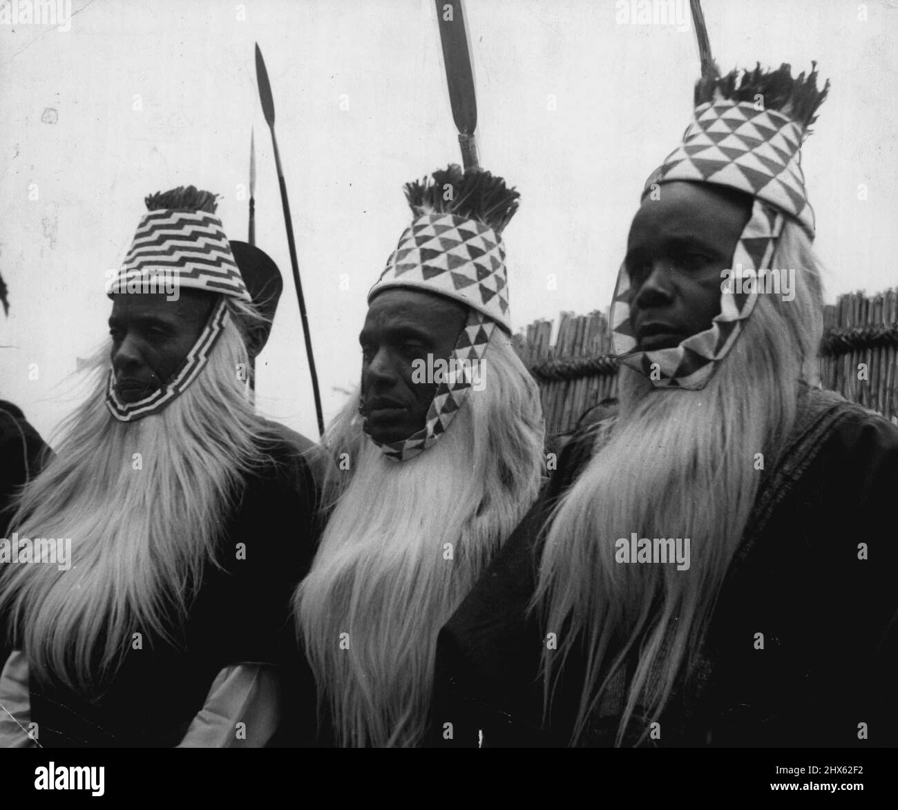 Jubilé d'argent du souverain indigène de l'Ouganda -- gros plan des principaux chefs, de même gardés en ekondos (couronnes), barbes faites de la fourrure d'un singe colobus, et chapeaux de perles ornementales bordés de plumes rouges de la queue d'un perroquet, qui ont assisté aux célébrations du Jubilé d'argent. 13 février 1951 (photo par Camera Press). ;Uganda Native Ruler's Silver Jubilee -- gros plan des chefs principaux, de même garé en ekondos (couronnes), barbes faites de la fourrure d'un singe colobus, et chapeaux d'ornement Banque D'Images