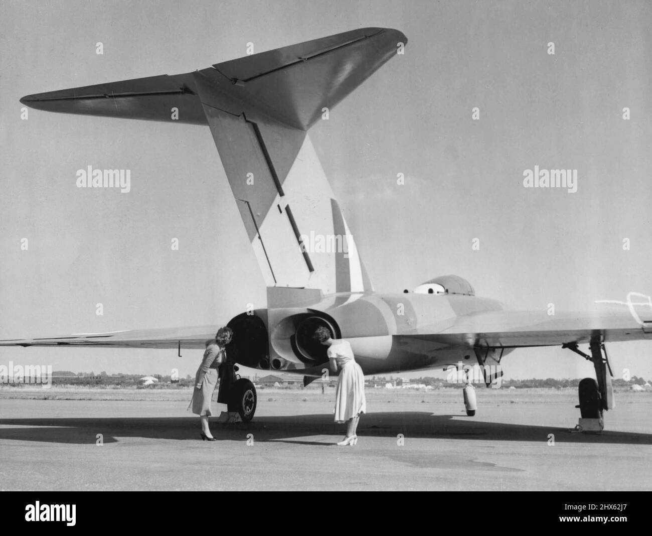 Derrière la Javelin dans le Farnborough Air Display ouverture ici mardi, se trouve le Javelin, un chasseur toutes saisons à deux jets, deux places, photographié dans cette vue arrière. Une caractéristique impressionnante de l'avion est l'unité de queue haute. Le public sera admis au spectacle vendredi. 06 septembre 1953. (Photo de United Press photo). Banque D'Images