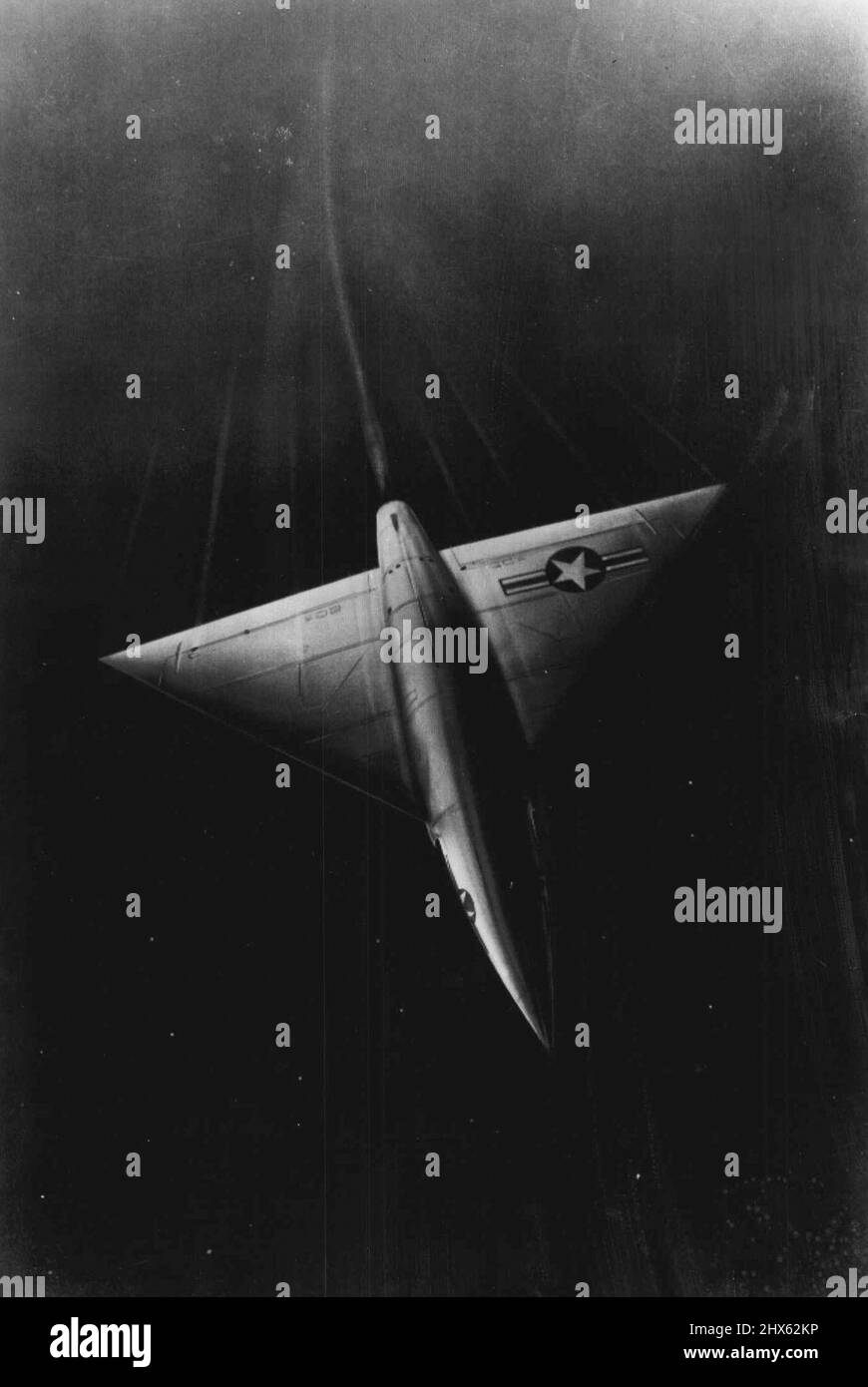 Le premier chasseur supersonique de la Force aérienne -- il s'agit d'une conception artistique du premier chasseur de delta supersonique de la Force aérienne, le F-102, que l'Association de la Force aérienne affirme peut-être être « l'état final de l'interception pilote avant que le missile guidé ne prenne complètement le contrôle ». Le dessin figure sur la couverture du numéro de décembre du magazine de l'association, Air Force. Performance et détails de construction du monoplace, toutes saisons ***** . 04 décembre 1952. Banque D'Images Le premier chasseur supersonique de la Force aérienne -- il s'agit d'une conception artistique du premier chasseur de delta supersonique de la Force aérienne, le F-102, que l'Association de la Force aérienne affirme peut-être être « l'état final de l'interception pilote avant que le missile guidé ne prenne complètement le contrôle ». Le dessin figure sur la couverture du numéro de décembre du magazine de l'association, Air Force. Performance et détails de construction du monoplace, toutes saisons ***** . 04 décembre 1952. Banque D'Images
