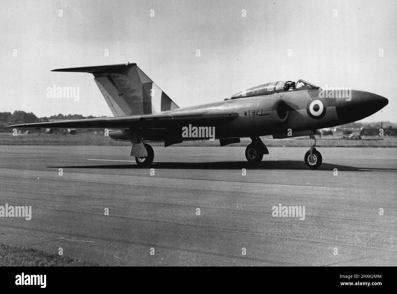 L'exposition volante et l'exposition s'ouvrent aujourd'hui à l'aérodrome de Farnborough, à Hants. Le Gloucester Javelin, deux sièges, tous temps et de nuit, propulsé par deux moteurs à jet Armstrong Siddley, sur le point de prendre son envol à Farnborough. De grandes foules ont assisté aujourd'hui à l'exposition et exposition de vol de 1953, présentant les produits des membres de la Société des constructeurs d'avions britanniques, qui a ouvert aujourd'hui à l'aérodrome de Farnborough, Hants. 07 septembre 1953. (Photo de Fox photos). Banque D'Images