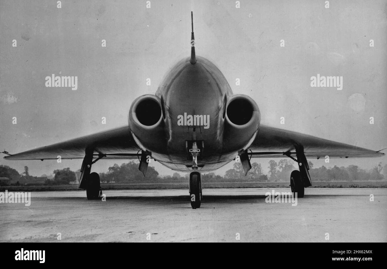 Le premier combattant britannique à double moteur, le Gloster GA 5, qui venait d'être sur la liste secrète. Le chasseur de longue portée, de jour comme de nuit, tout temps, produit par le groupe Hawker Siddeley, est alimenté par deux saphirs Armstrong Siddeley (revendiqués comme le moteur à jet le plus puissant du monde). La vitesse, l'armement et le géat radar sont top secret. Le nouveau chasseur Delta a été piloté pour la première fois le 26 novembre par le chef pilote d'essai de Gloster, le chef d'escadron 'Bill' Waterton, à l'aérodrome de Moreton Valence. Banque D'Images