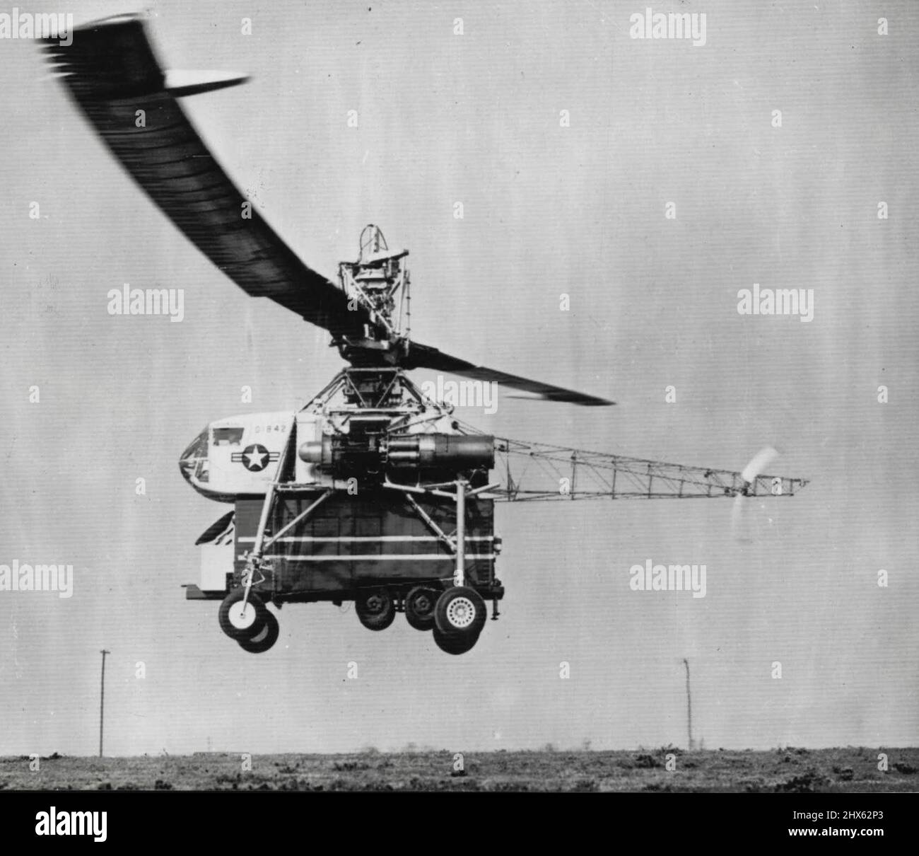 Hughes Helicopter choisit un record de charge -- un hélicoptère Air Force XH-17 construit par la compagnie Hughes Aircraft termine ici son programme d'essais en ramassant une camionnette Air Force d'un poids de 7800 livres. Les ingénieurs de Hughes croient qu'il s'agit de la charge la plus importante et la plus lourde jamais soulevée par hélicoptère. Le XH-17 est considéré comme le plus grand hélicoptère au monde. 14 décembre 1955. (Photo par AP Wirephoto). Banque D'Images