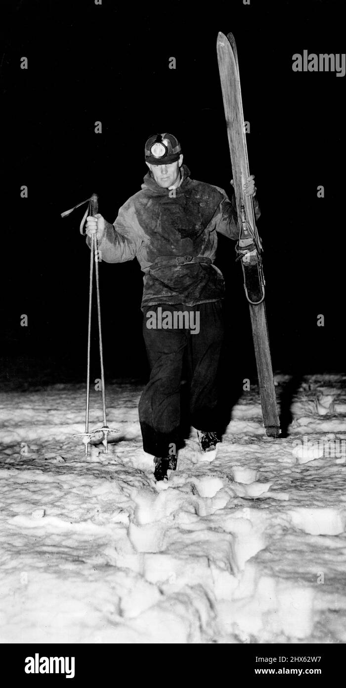 Abbottsmith, avec une lampe de mineur sur sa casquette, marche à travers la neige des Alpes australiennes. 15 août 1951. Banque D'Images