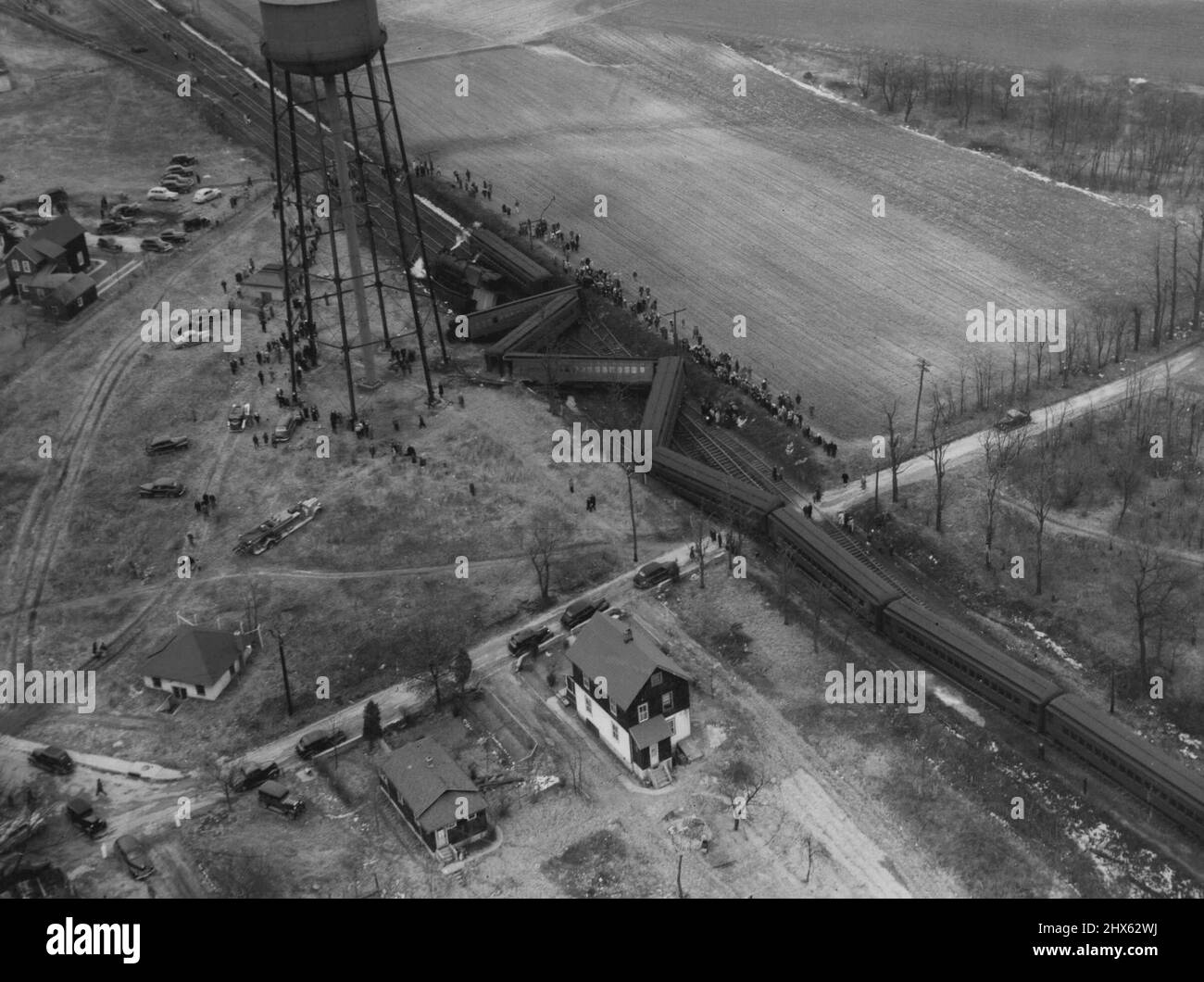 Épave du chemin de fer de long Island : cinq wagons de passagers du train de Jamaica à Port Jefferson du chemin de fer de long Island se trouvent de l'autre côté des voies à Kings Park, New York, le 16 février, après le déraillement. La police a signalé que plus d'un score de passagers ont été blessés. Le moteur du train se trouve à gauche. 16 février 1947. (Photo par photo de presse associée). Banque D'Images