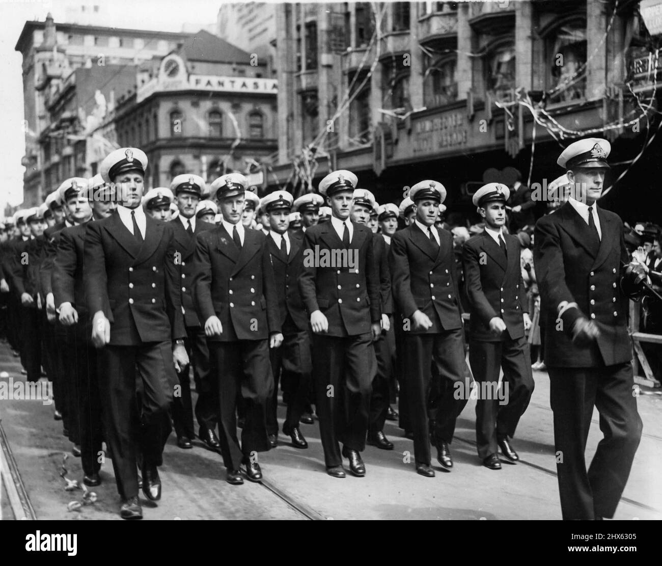 Les petits officiers défilent le long de Swanston sa juste rapide la base de saling. Journée des Trafalder. 21 octobre 1941. Banque D'Images