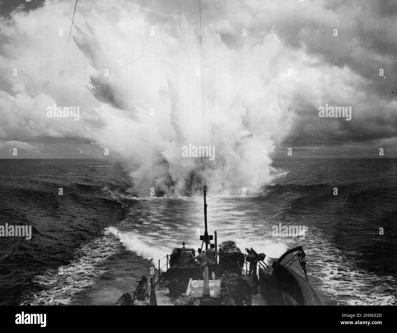 Trouble pour les Subs japonais -- cette énorme goulotte d'eau est le résultat d'une charge de profondeur abandonnée par un patrouilleur de la marine escortant un convoi de LCI (Landing Craft, Infantry) pendant l'opération américaine ***** Nouvelle-Guinée hollandaise. Les troupes ne rencontrèrent pratiquement aucun Jap ***** sur les plages. 7 août 1944. (Photo par US signal corps.). Banque D'Images
