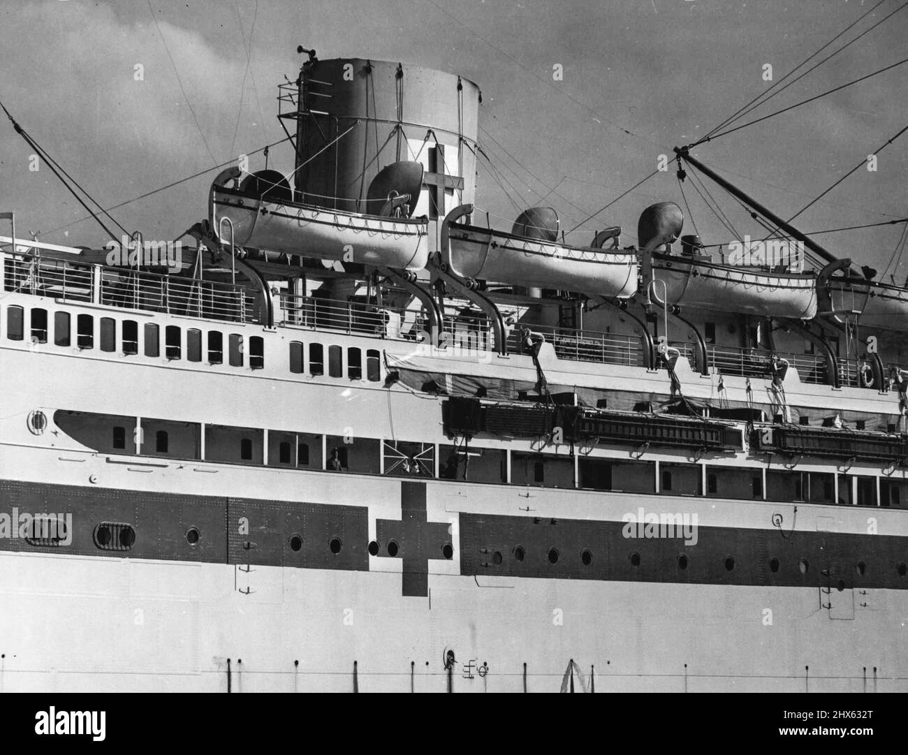 Bien connue sur la côte australienne, la « manunda » d'Adelaide S.S. Co. A été transformée en un navire-hôpital entièrement équipé. Le navire a été peint en blanc avec des bandes vertes et une croix rouge conformément aux règlements internationaux de la marine. La réglementation prévoit également que les feux verts sont placés le long des ponts. 1 octobre 1940. (Photo du ministère de l'information du Commonwealth). Banque D'Images