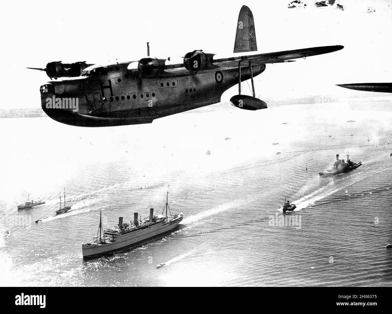 King et Queen Sail pour le Canada - escortés par 'Repulse' et R.A.F. Plans. « L'impératrice de l'Australie » naviguant sur la Manche, suivie de la « Rimpulsion » et escortée par des bateaux volants « Sunderland » de la Royal Air Force. Suivi par le croiseur de combat « Repulse » et accompagné par des escadrons de bateaux volants de la Royal Air Force, le paquebot « Empress of Australia » a navigué de Portsmouth avec le Roi et la Reine à bord pour la visite d'État au Canada et à l'Amérique « Repulse », qui devait prendre le Royal Banque D'Images