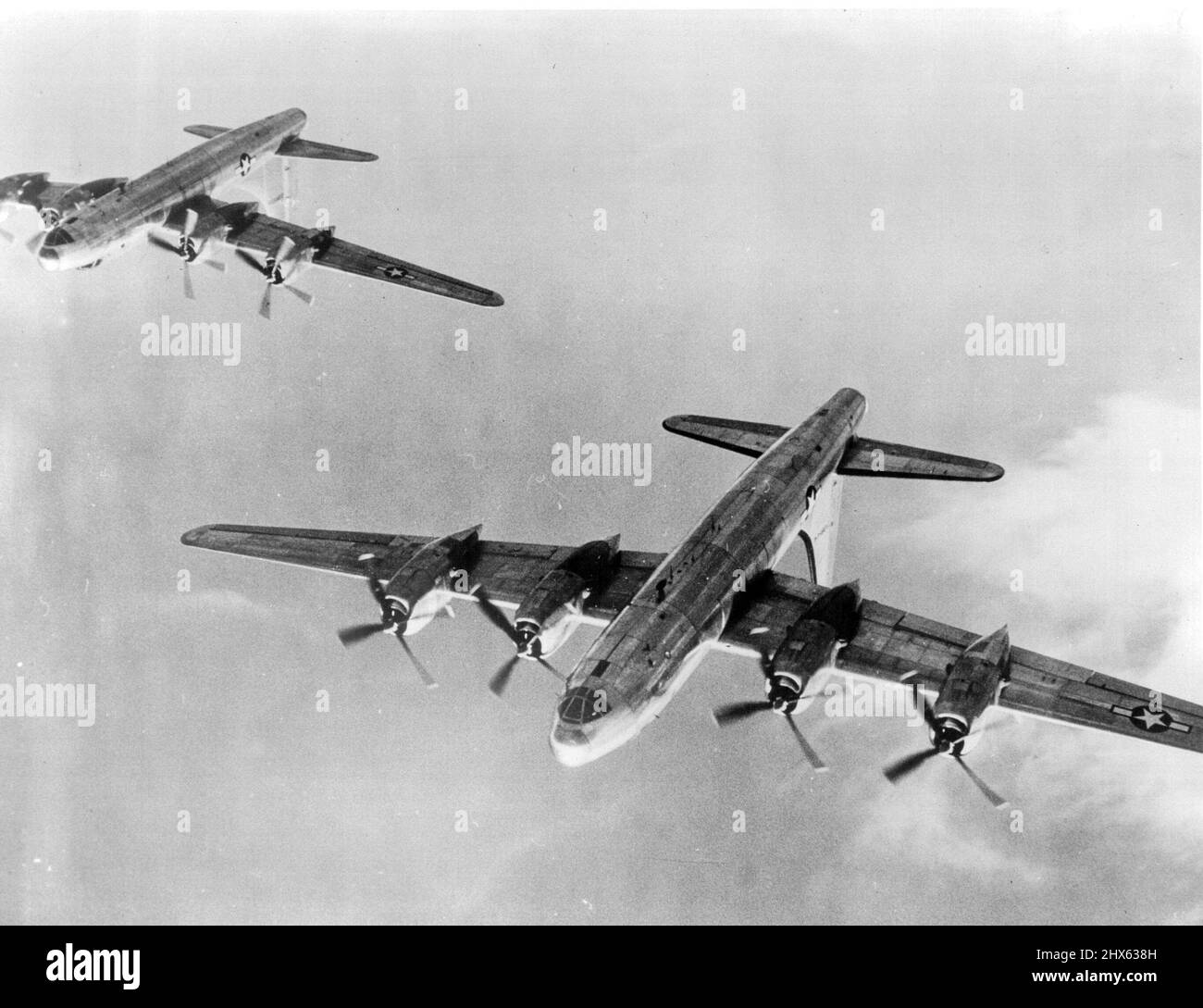 Vol en première formation de nouveaux SuperBombers américains. Il s'agit de la première photo de vol en formation du B-32, le superbaviateur américain, qui est maintenant en train d'être déployé, à partir des lignes de montage des usines de Consolidated Vultee Aircraft Corporation aux États-Unis. Le vaisseau à quatre moteurs de longue portée, qui coordonnera ses attaques avec celles des B-29 Superforteresses lors du bombardement de cibles militaires et industrielles japonaises, mesure 83 mètres de long et son aile basse traînée a une portée de 135 pieds. Capable de voyager à plus de 300 Banque D'Images