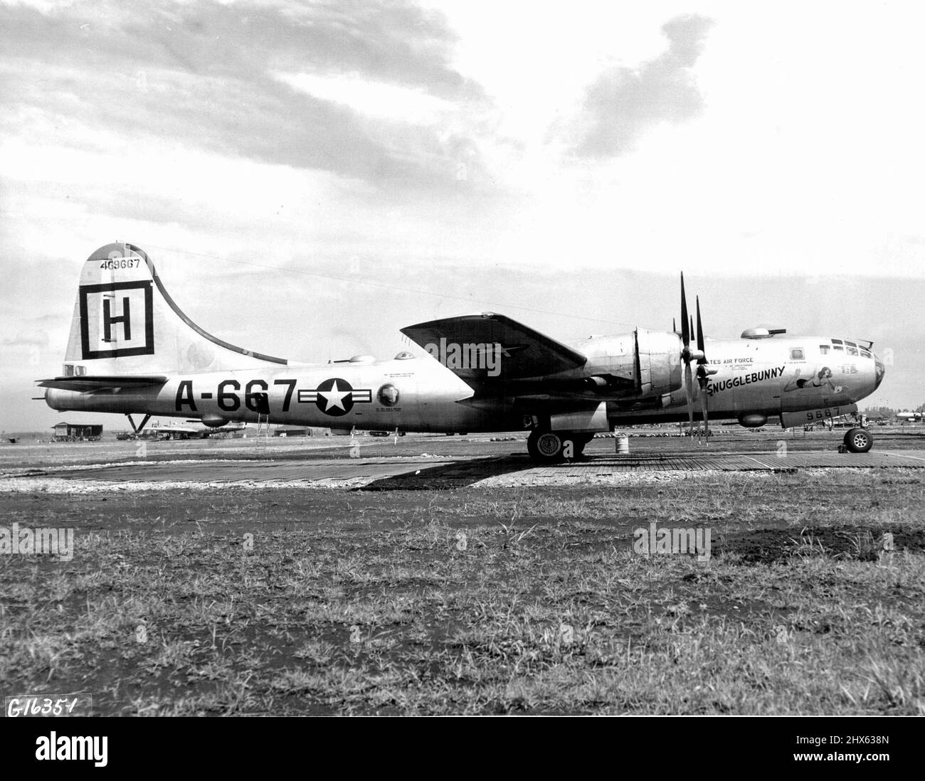 Snugglebunny revient à la maison. Une base aérienne au Japon -- Snugglebunny, le célèbre B-29 Superfort de l'aile japonaise de bombardement 98th, rentre chez lui. Après soixante-cinq missions au cours de la Seconde Guerre mondiale, les grandes forces aériennes B-29 d’extrême-Orient ont effectué soixante-quinze autres missions de combat au-dessus de la Corée du Nord tenue par les communistes, et sont maintenant de retour aux États-Unis pour révision de dépôt. Son dernier commandant d'avion, le capitaine Richard Oster de Bakersfield, en Californie, déclare : « l'ancien gel a 140 missions, un combattant MIG à son crédit et un Banque D'Images Snugglebunny revient à la maison. Une base aérienne au Japon -- Snugglebunny, le célèbre B-29 Superfort de l'aile japonaise de bombardement 98th, rentre chez lui. Après soixante-cinq missions au cours de la Seconde Guerre mondiale, les grandes forces aériennes B-29 d’extrême-Orient ont effectué soixante-quinze autres missions de combat au-dessus de la Corée du Nord tenue par les communistes, et sont maintenant de retour aux États-Unis pour révision de dépôt. Son dernier commandant d'avion, le capitaine Richard Oster de Bakersfield, en Californie, déclare : « l'ancien gel a 140 missions, un combattant MIG à son crédit et un Banque D'Images
