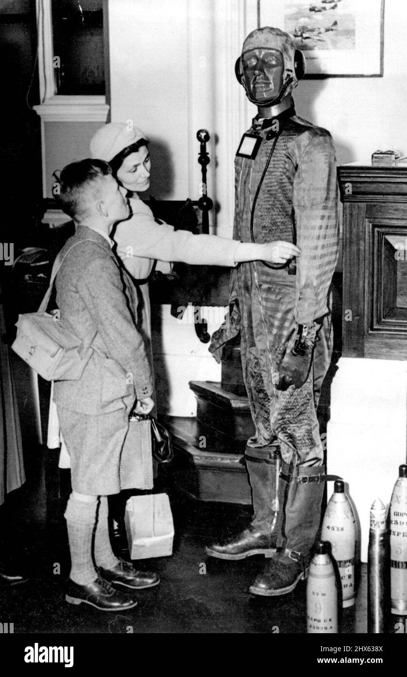 Une exposition, représentant « les services de combat dans la guerre actuelle », a été organisée à Londres, et des reliques de guerre sont ajoutées au fur et à mesure de leur réception. La photo montre un costume volant et des gants allemands capturés. Costume en soie et chauffé électriquement. 3 juin 1940. (Photo de London News Agency photos Ltd.). Banque D'Images