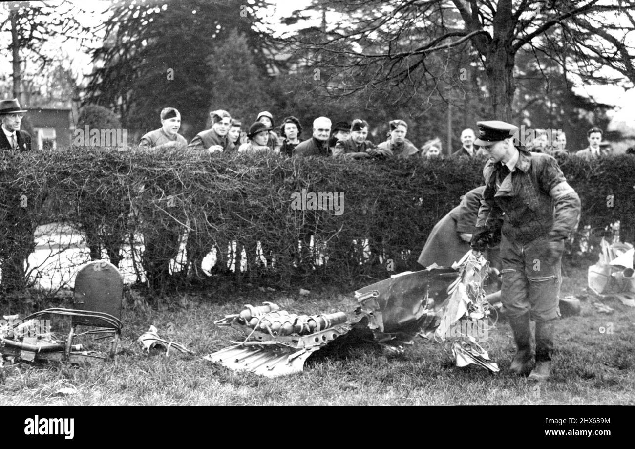 Les Allemands perdent neuf avions en RAID de représailles dans la région de Londres. Des officiers de la R.A.F. examinant l'épave d'un JU.88 qui a été ramenée et finalement s'est écrasé dans un terrain de loisirs, manquant de peu de maisons, à la périphérie de Londres. Pour la première fois depuis mai 1941, les avions allemands ont attaqué la région de Londres comme un « prismes » pour le blitz lourd de R.A.F. à Berlin. Neuf des croisillons ont été détruits pendant l'attaque les dégâts causés par la bombe étaient lourds et chauds. 18 janvier 1943. Banque D'Images