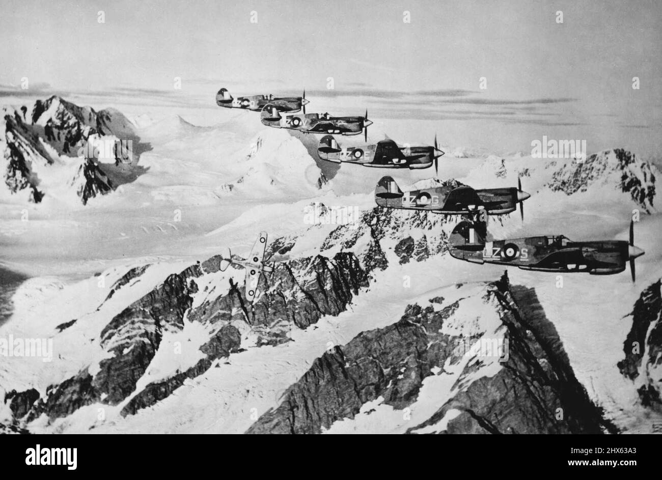 Les aviateurs canadiens coopèrent avec les États-Unis dans les opérations au large de la côte ouest américaine -- Des avions de chasse Kittyhawk de l'aile de la Royal Canadian Air Force en formation sur une chaîne de montagnes de l'Alaska dans l'une des opérations de patrouille au cours desquelles des chasseurs canadiens coopèrent avec des aviateurs des États-Unis dans des opérations dans la région du Pacifique Nord. 11 octobre 1943. Banque D'Images Les aviateurs canadiens coopèrent avec les États-Unis dans les opérations au large de la côte ouest américaine -- Des avions de chasse Kittyhawk de l'aile de la Royal Canadian Air Force en formation sur une chaîne de montagnes de l'Alaska dans l'une des opérations de patrouille au cours desquelles des chasseurs canadiens coopèrent avec des aviateurs des États-Unis dans des opérations dans la région du Pacifique Nord. 11 octobre 1943. Banque D'Images