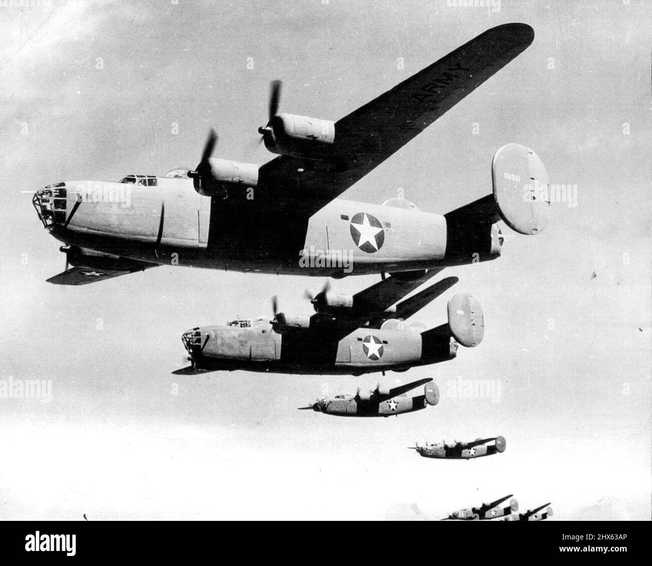 Vingt-quatre moteurs de la mort aux ennemis de la démocratie volant en parfaite formation, ces six bombardiers B-24- lourds consolidés transportent des tonnes d'explosifs pour souffler les forces de l'axe rencontrées n'importe où sur la terre ou dans les cieux. Les plans de ce type sont en train de rouler hors des lignes d'assemblage américaines en nombre croissant. 16 novembre 1942. Banque D'Images