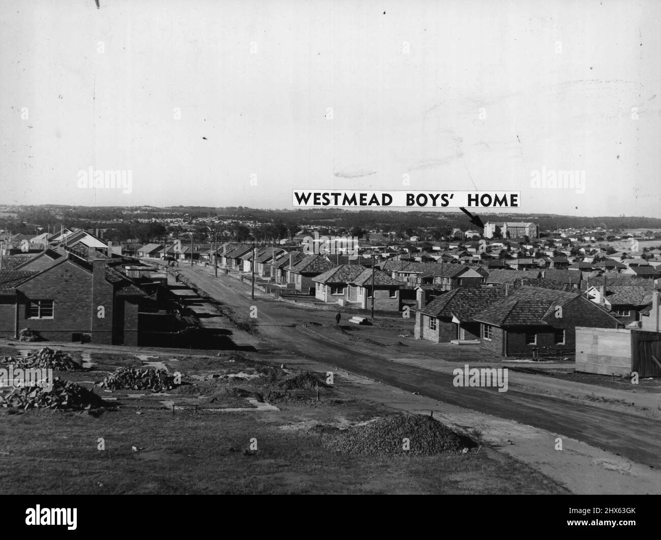 Westmead Boy's Home - Un centre commercial communautaire de 12 boutiques, surmonté de 16 appartements, sera construit par la Commission du logement de Westmead. Cette région, la plus récente ville de l'État, était une ferme ouverte il y a deux ans. L'ancien conservateur des jardins botaniques de Sydney, M. G. F. Hawkey, a été engagé pour superviser un programme de plantation d'arbres cet hiver. Le ministre du logement, McGird, a déclaré hier soir que le projet Westmead, le premier grand projet de logement entrepris par la Commission, comprendrait 600 logements, avec Banque D'Images