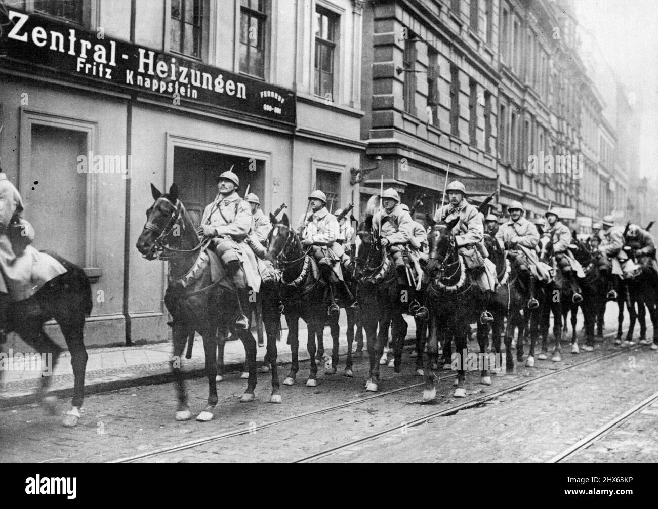 L'occupation française de la vallée de la Ruhr : la cavalerie française entrant à Essen. 1 janvier 1929. (Photo de Central News). Banque D'Images