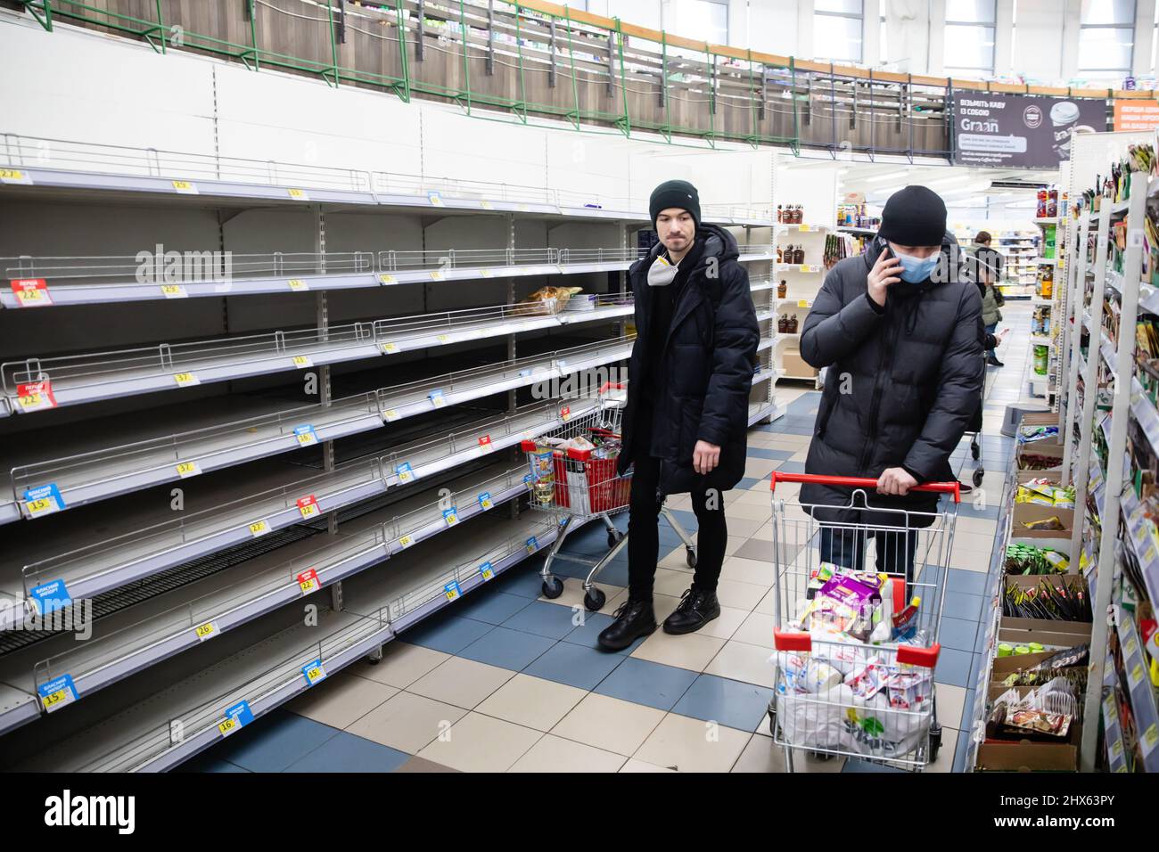 Kiev, Ukraine. 28th févr. 2022. Des étagères vides vues dans un supermarché de la capitale ukrainienne tandis que l'invasion russe continue. Les supermarchés ont des difficultés à réapprovisionner car de nombreux itinéraires d'approvisionnement ont été bloqués en raison du conflit en cours. (Photo de Mykhaylo Palinchak/SOPA Images/Sipa USA) crédit: SIPA USA/Alay Live News Banque D'Images