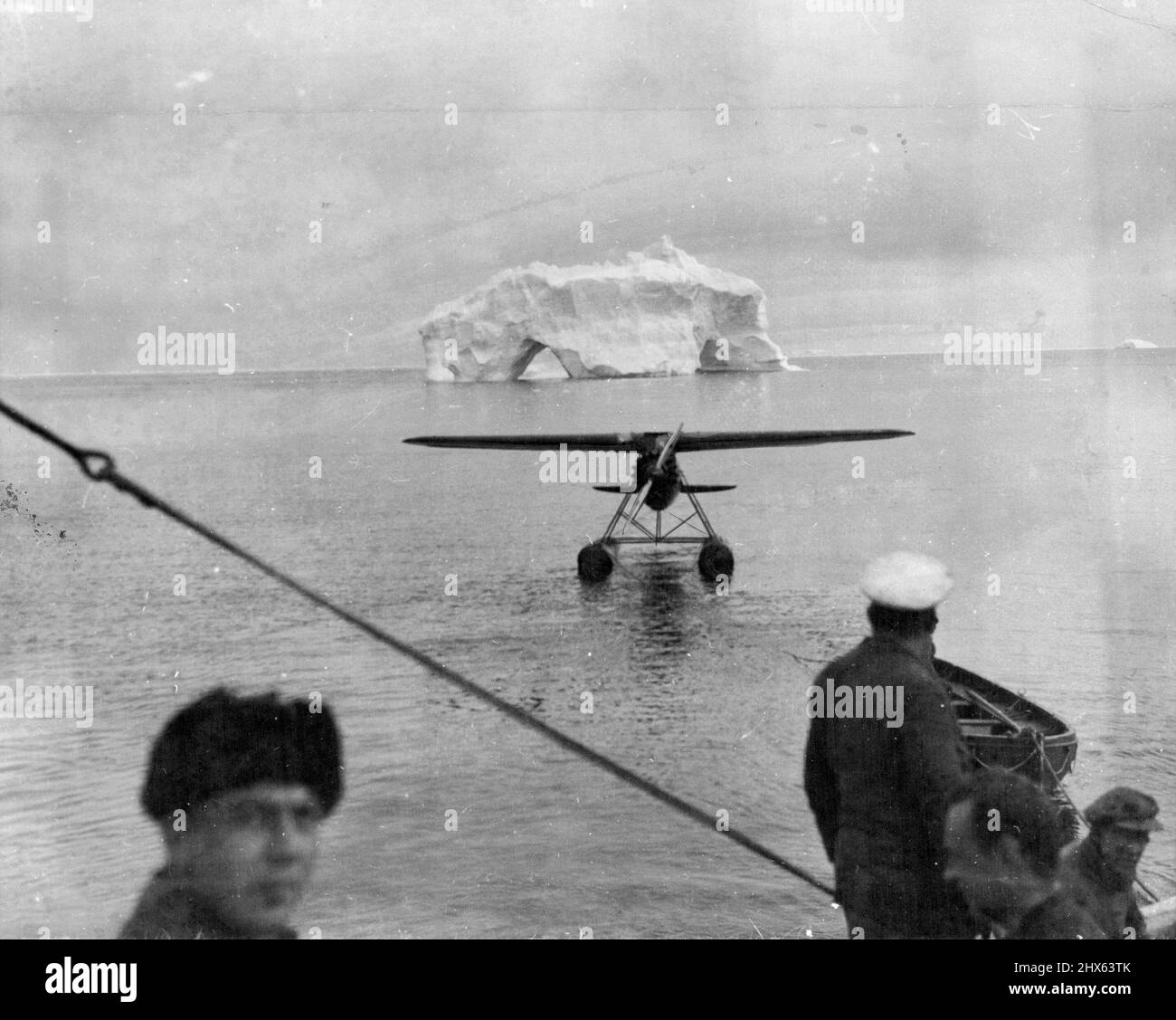 Le capitaine Sir Hubert Wilkins brassant le record de la deuxième expédition en Antarctique de Hearst-Wilkins. Ces photos exclusives prises par le capitaine Sir Hubert Wilkins à partir d'un dossier photographique inspirant de la deuxième expédition en Antarctique de Hearst-Wilkins, révélant davantage des secrets glacés de ce vaste continent polaire mystérieux et presque inaccessible. La base de l'expédition a été établie à l'île de tromperie, une vieille observation de la chasse à la baleine et la prise de photos. Les autres membres de l'expédition Banque D'Images