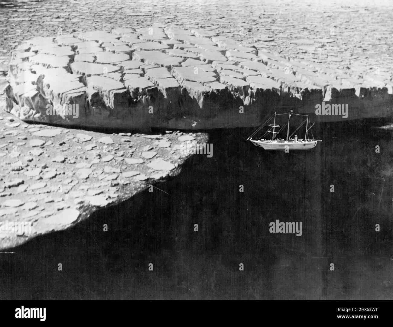 Dérive avec la glace: Une vue en série remarquable qui regarde vers le bas sur la surface crevée de l'iceberg dérivant avec la glace de paquet au large de la ***** De MacRobertson Land, Antarctique. Le berg, qui a été chassé d'un intense crevassé ***** est de près de 200 pieds de hauteur. 12 mai 1930. (Photo du capitaine Frank Hurley, The Herald Feature Service). Banque D'Images