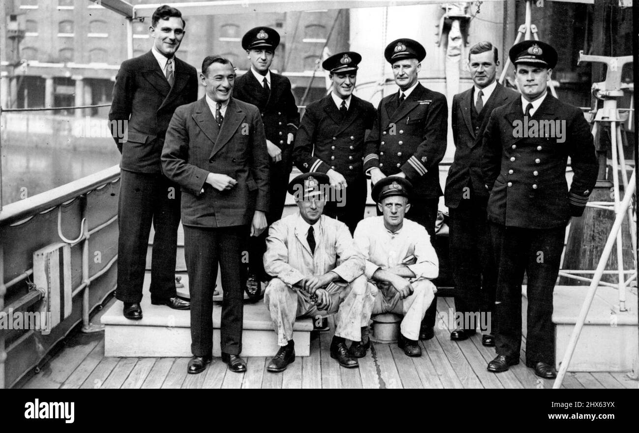 'Découverte II' se prépare à partir pour une croisière de 20 mois sur l'Antarctique: Sub. Lieut. Marchesi; Dr J. R. Strong; Lieut. T. H. Cates ; Lieut. H. Hirrwood; Commandant ***** (Scientifique en chef) et L. C. Hill, et assis R. S. Gouroury et R. Porteous. Le navire de recherche royal Discovery II sur le point de quitter Londres pour sa quatrième commission dans l'Antarctique. Elle devrait partir de St. Katherine Dock jeudi et s'absenter de chez elle pendant environ 20 mois. 1 octobre 1935. (Photo de Keystone). Banque D'Images