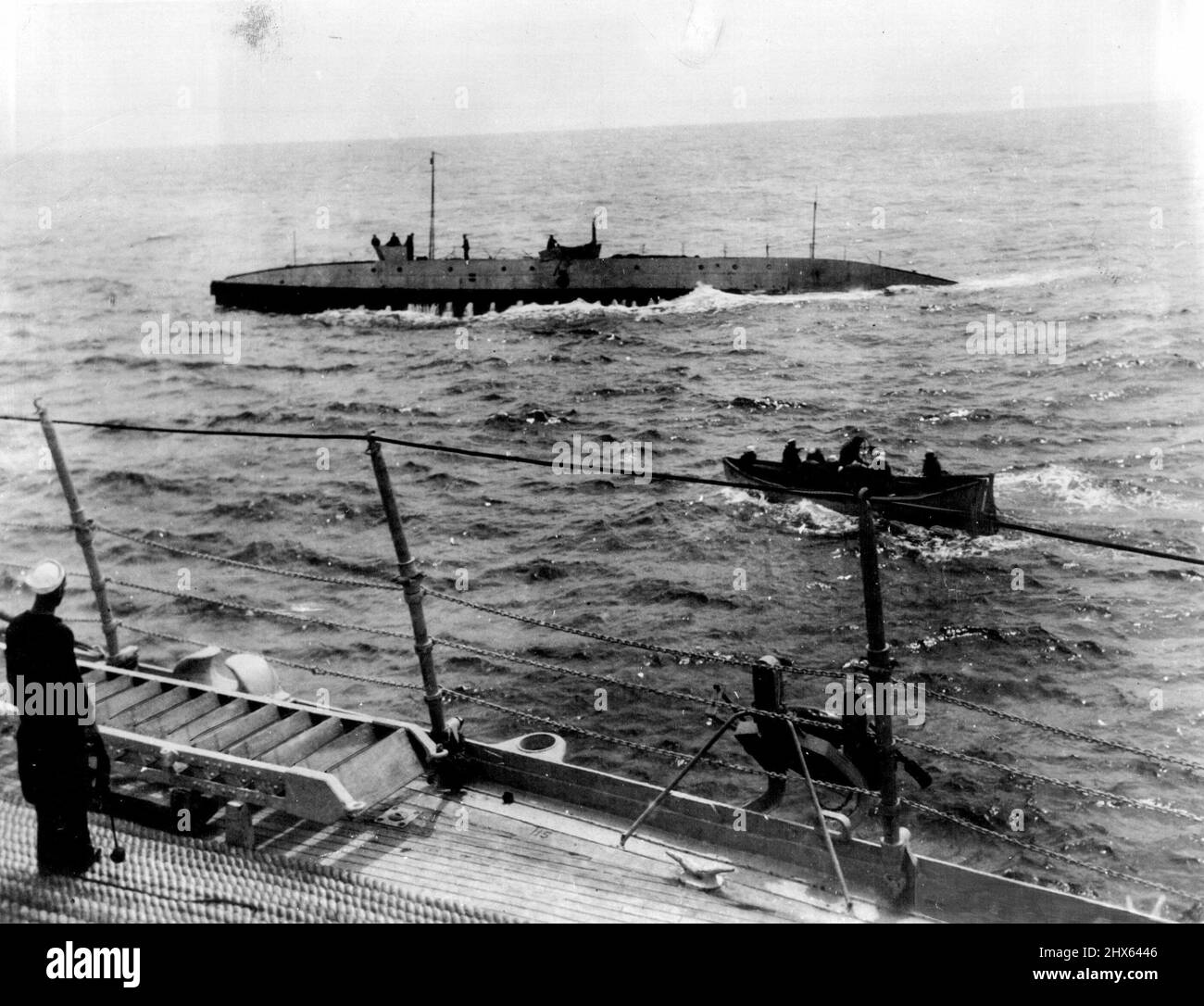 Nautilus acceptant Un "ascenseur" à Midsea: En mer - cette photo faite de l'URSS Le Wyoming montre le couteau auxiliaire de ce navire qui porte la ligne de lumière au nautilus en péril après que le sous-marin de Sir Hubert Wilkins a flashé vers l'autre côté qu'il était en déposition au milieu de l'oc de l'Atlantique. Avec la ligne de nuit, l'aubélier lourd a été transporté du navire de sauvetage et avec lui, l'embarcation transarctique a été remorquée à maïs ou à Queenstown, en Irlande. 17 août 1931. (Photo par International Newsreel photo). Banque D'Images