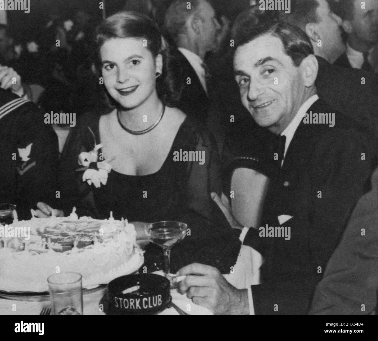 Berlin et sa fille célèbrent. Irving Berlin, célèbre auteur de chanson, et sa fille, Mary Ellis, partagent le gâteau d'anniversaire au Stork Club de New York, le 27 novembre, alors qu'ils célèbrent l'anniversaire de Mary Elli 19th. 28 novembre 1945. (Photo par photo de presse associée) Banque D'Images