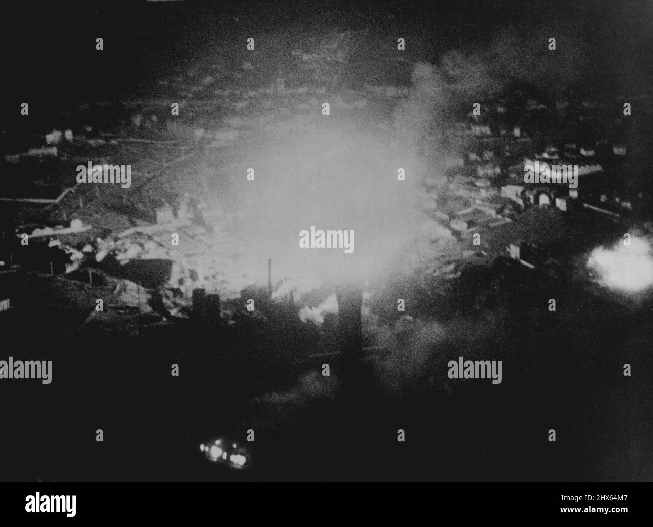 Photographié par Heavy Bomb explosion Flash: R.A.F. Attaque sur Aircraft Bearings Factory à la Ricamarie. Avion de R.A.F. Le bombardier Commente a attaqué une usine à aiguilles à la Ricamarie, près de Clermont-Ferrand, en France, ou dans la nuit du 10 au 11 mars. Cette image oblique inhabituelle montre une bombe lourde qui explose dans la zone cible. La lumière de l'explosion a éclairé la campagne environnante et a permis au caméraman de la R.A.F. Film Unit, qui volait dans l'un des avions attaquants, à mak Banque D'Images