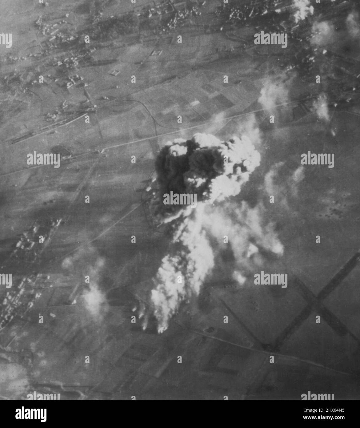 Pieds de fumée s'élève du déversement de combustible nazi -- cette colonne de 4 000 pieds de fumée s'élève d'un déversement de combustible nazi à Chievres, France, après que des coups directs ont été marqués par des bombardiers moyens de Marauder de l'Armée américaine 8th Air Force, novembre 29. 13 janvier 1944. (Photo par AP Wirephoto). Banque D'Images