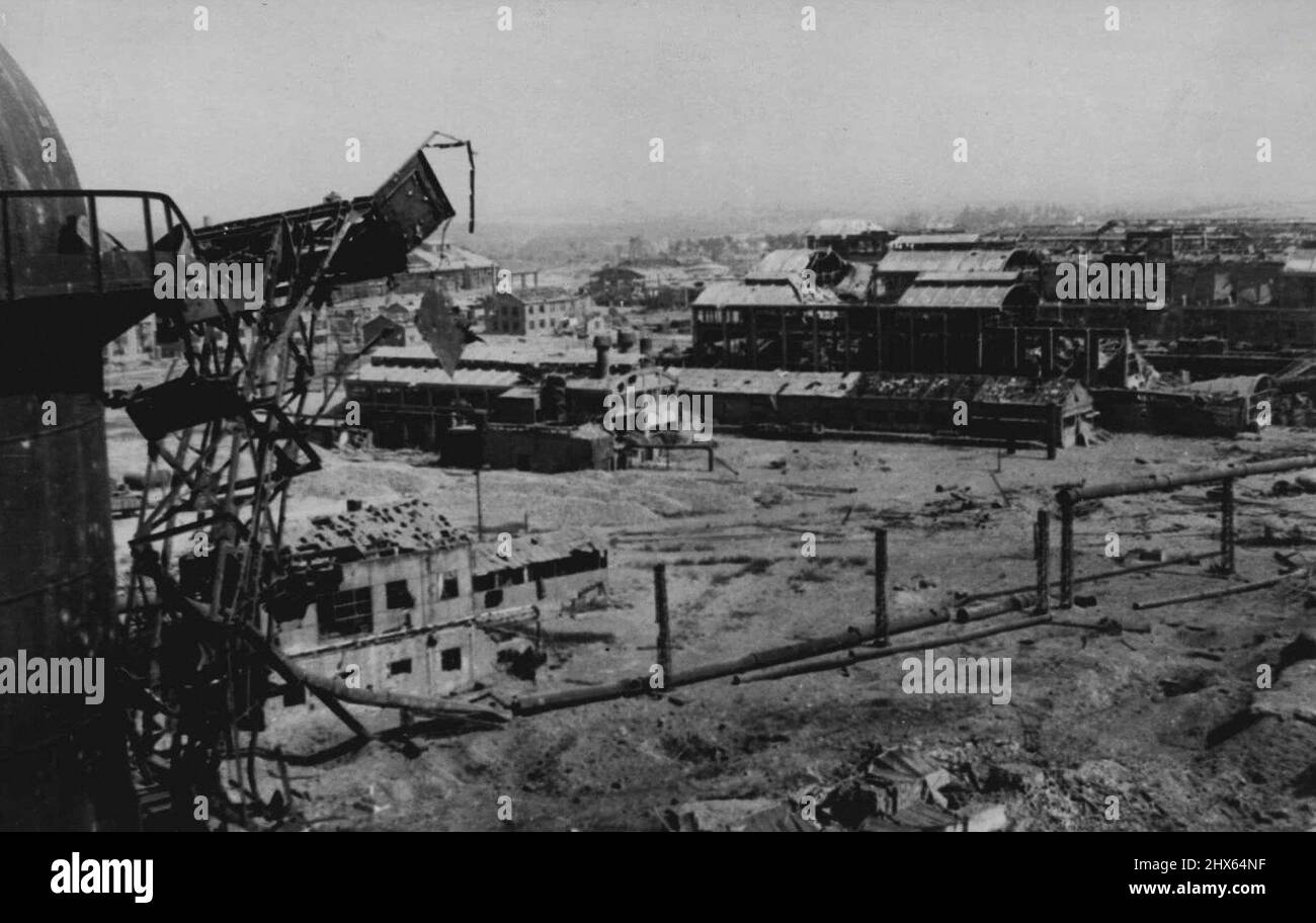 R.A.F. Attack Factory à Colombelles. Une vue des travaux de ciment à Colmbelles après attaque par la R.A.F. Cette photo de l'énorme usine de ciment de Colombelles montre la précision mortelle et la dévastation qui est laissée derrière lorsque les bombardiers lourds R.A.F. choisissent une cible pour l'élimination. Les points élevés ont dominé les positions et ont été utilisés comme postes d'observation. « J'étais à un kilomètre et demi de là, et les marqueurs rouges sont morts au milieu de l'usine. Dans les 50 secondes, le pl Banque D'Images