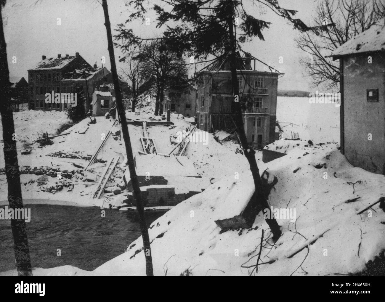 La neige donne un bel effet de carte de Noël à la scène de destruction du front occidental - un pont soufflé et des maisons avec leurs racines brisées près du front occidental font une scène d'une beauté saisissante - grâce au manteau tout-enveloppant de la neige lourde qui est tombé récemment sur le front occidental. 11 mars 1940. (Photo par photo de presse associée). Banque D'Images