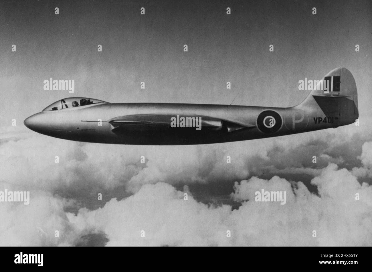Le dernier Jet de Grande-Bretagne prend l'air -- le dernier avion de chasse de Grande-Bretagne le Hawker N7/46 pendant son vol à jour (mardi). Le dernier avion de chasse britannique The Hawker N7/46 a donné sa première performance publique à Langley, Bucks. À ce jour (mardi) quand M. 'Wimpey' Wade, le pilote d'essai en chef de la compagnie, a mis le nouvel avion de frappe navale à l'épreuve bien plus de 600mph. Il a été acclamé par des centaines de travailleurs d'avion de Hawker alors qu'il a été soulevé hors du poste de pilotage à bulles après le vol. 24 août 1948. ( Banque D'Images