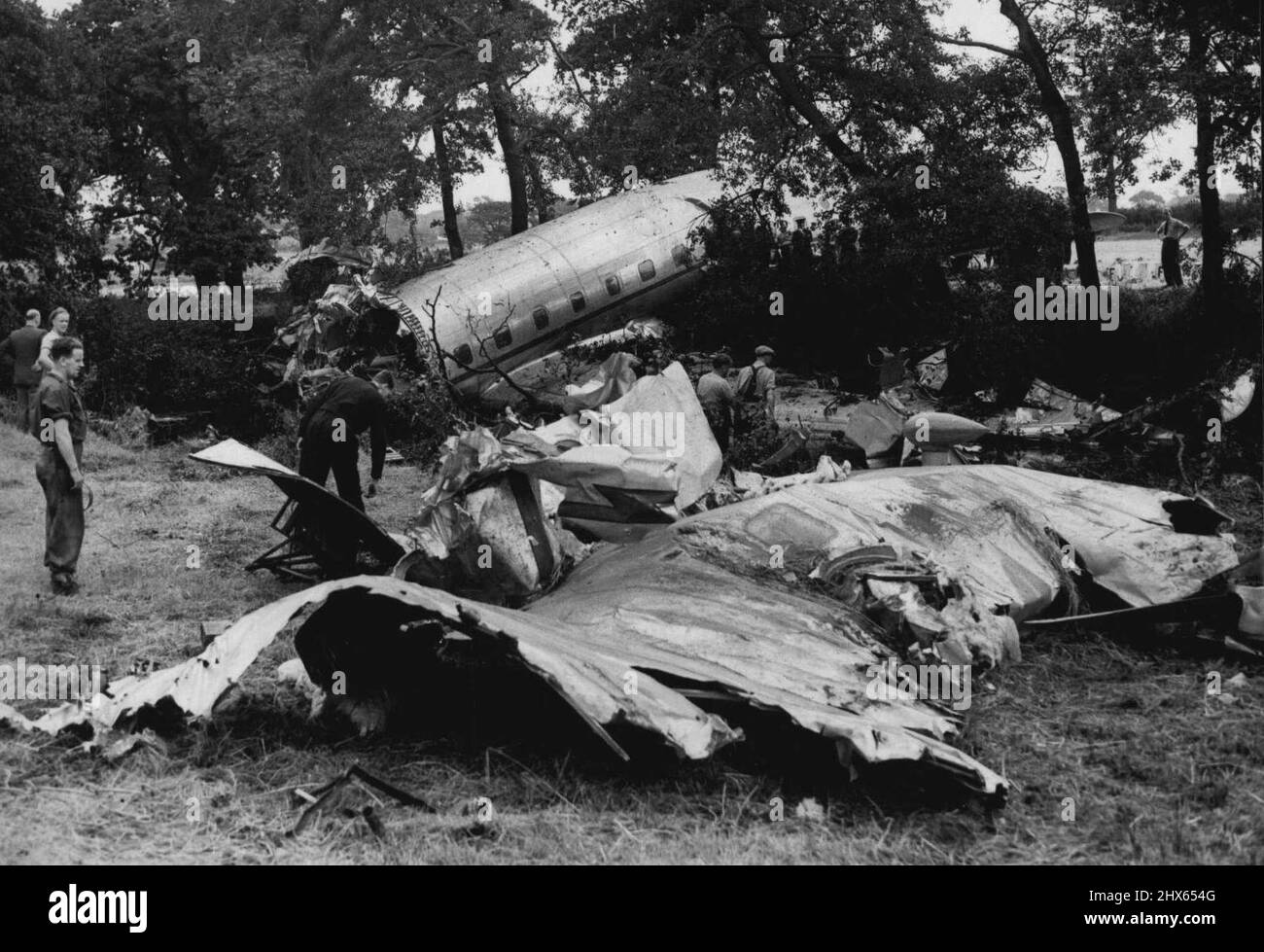 Le plus grand avion terrestre de Grande-Bretagne s'écrase sur le vol d'essai -- Une vue générale de l'Avro Tudor II écrasé, qui a cassé le dos sur son vol d'essai. Lorsque le plus grand avion terrestre de la Grande-Bretagne, l'Avro TUDOR II s'est écrasé à Woodford Airfield, Cheshire hier, M. Roy Chadwick, l'un des plus grands avions conçus de Grande-Bretagne et trois autres hommes ont été tués. L'avion venait de descendre pour un vol d'essai, il s'est levé cinquante pieds et s'est 'écrasé comme une pierre'. M. Chadwick était le concepteur du bombardier Lancaster. 24 août 1947. Banque D'Images
