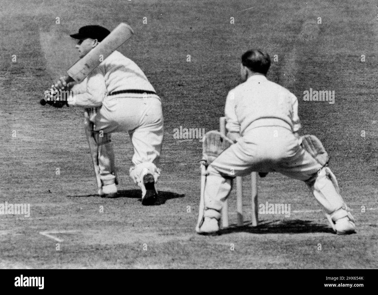Bradman Tops son siècle -- Don Bradman frappe une frontière à la jambe au large de R. Jenkins. En chemin vers un grand score, Don Bradman, capitaine d'épreuve australien, a terminé son siècle dans la deuxième journée de jeu contre Worcestershire lors du match d'ouverture de la tournée australienne 1948. Il a marqué 53 en 73 minutes. 29 avril 1948. Banque D'Images