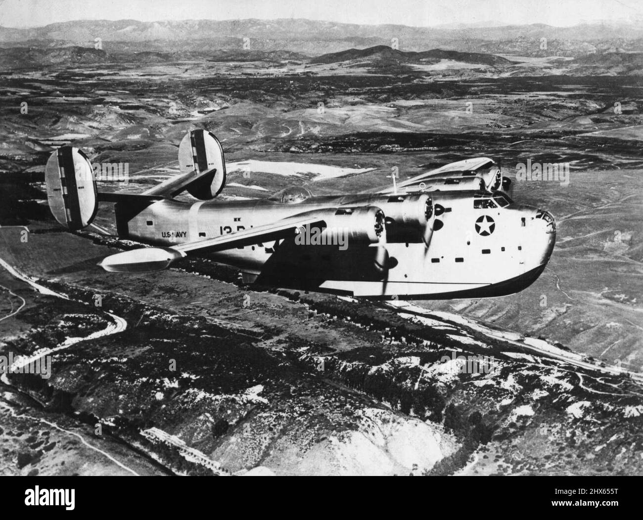 La Force de combat de la Marine américaine au-dessus de la mer - le Consolidated 'Coronado' (PB2Y) est le plus puissant des bombardiers de patrouille à long rang de la Marine américaine. Il pèse 29 tonnes et est officiellement crédité d'une capacité portante de six à huit tonnes, aussi grande que le plus grand bombardier terrestre. Il a une plage de croisière de plus de 5 000 miles. Dans chaque phase de l'action navale, l'avion joue un rôle essentiel les bombardiers de patrouille s'étendent bien loin en mer sur les forces d'interception et de bombardement. Les bombardiers scouts de repérer et d'attaquer la flotte ennemie a Banque D'Images