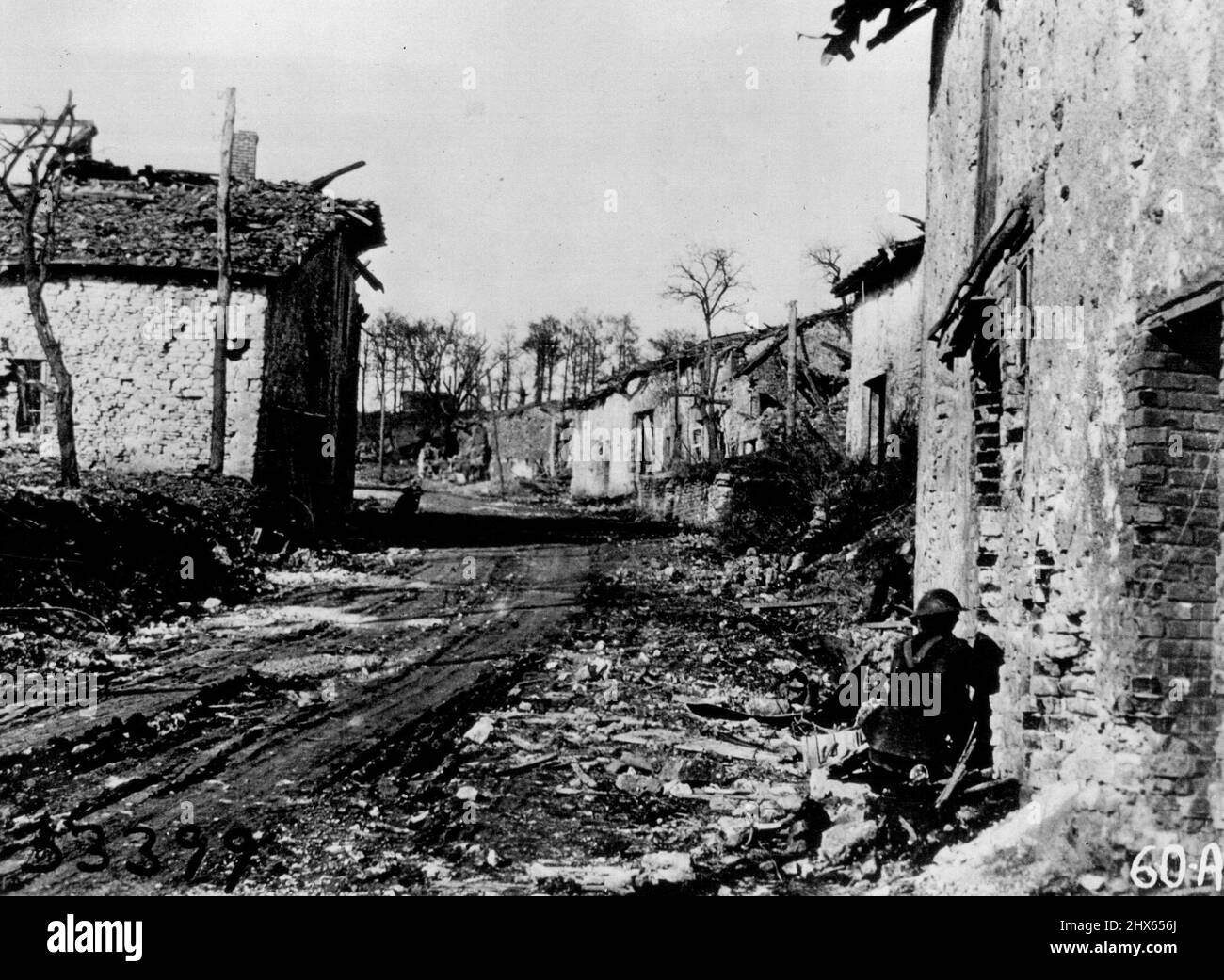 SORD photo de village ruiné prise par le sniper américain dans le premier plan droit des Américains. Village pris par les Américains. 24 juin 1931. Banque D'Images