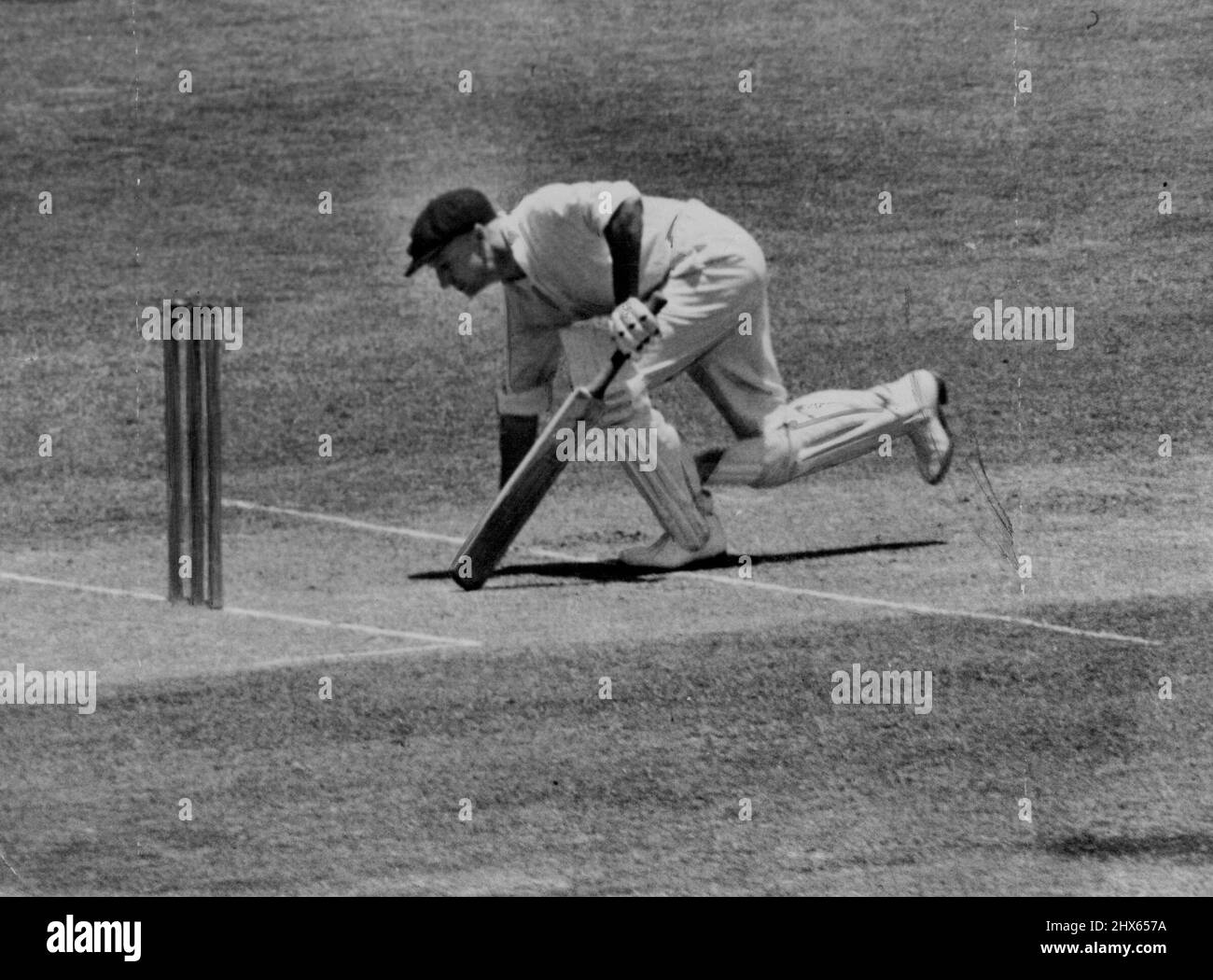 Bradman glisse après avoir essayé un coup de non-boule de Bisser pendant ses gains de test hier. 30 novembre 1946. Banque D'Images
