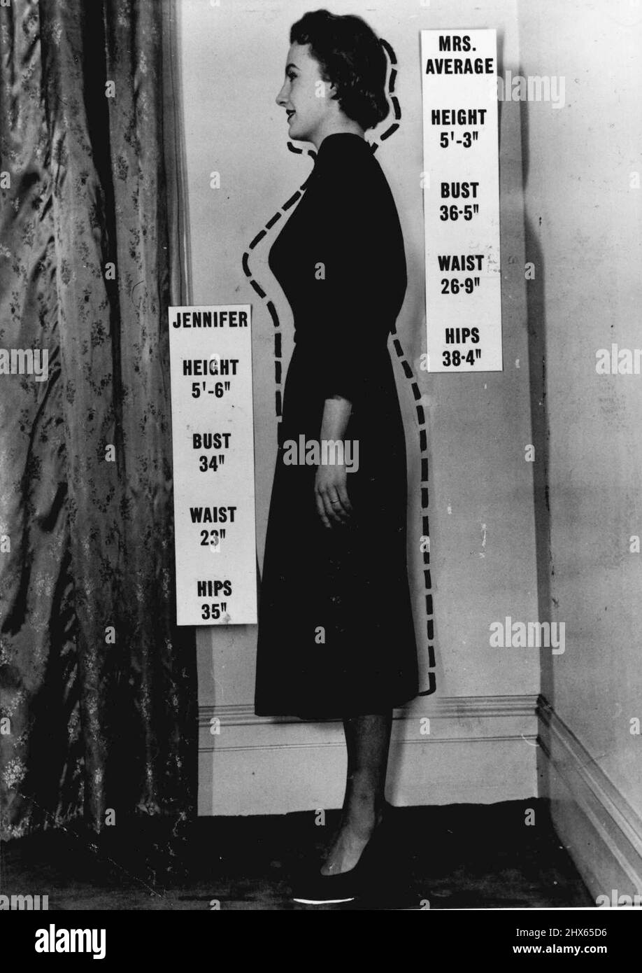 Le modèle Jennifer est près de trois pouces de moins tout autour de Mme moyenne, dont le contour est montré autour de Jennifer Voici les mesures de Jennifer et combien moins chacun est Mme moyenne: Mais 34in. (moins de 2 po), taille 23 po (3,9 po) hanches 35 po (3,4in). Jennifer est toutefois plus grande de trois pouces que celle de Mme Average 5ft. 3in. 20 janvier 1954. (Photo par Daily Mirror). Banque D'Images