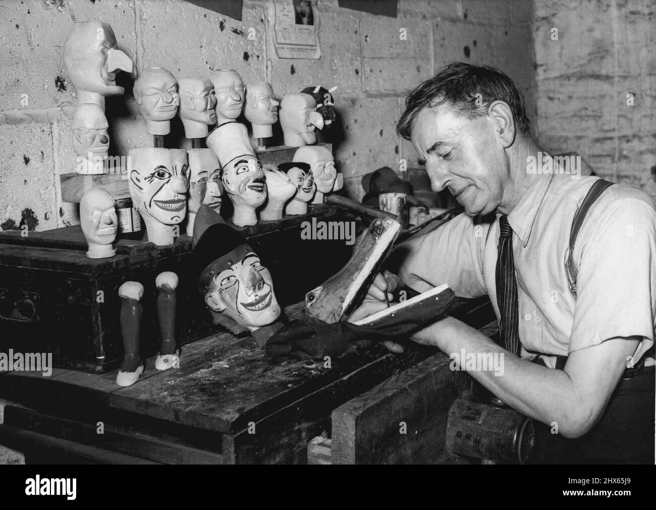 Maker of Punch et Judy and 'Family' -- M. Wal Kent mettant la touche finale à la tête d'un Crooadile, l'un des personnages du spectacle. M. Wal Kent, un artiste de spectacle vétéran de Kent, qui vit à Brunawick Road, Gravesend, croit en la mise de punch dans son entraînement de production. Il est l'un des rares hommes au pays aujourd'hui, qui, fait sa vie principalement en faisant des ensembles de poupées pour les célèbres showmen de Punch et Judy, M. Kent a 68 ans, et a passé un quart de siècle sur les conseils d'administration Banque D'Images