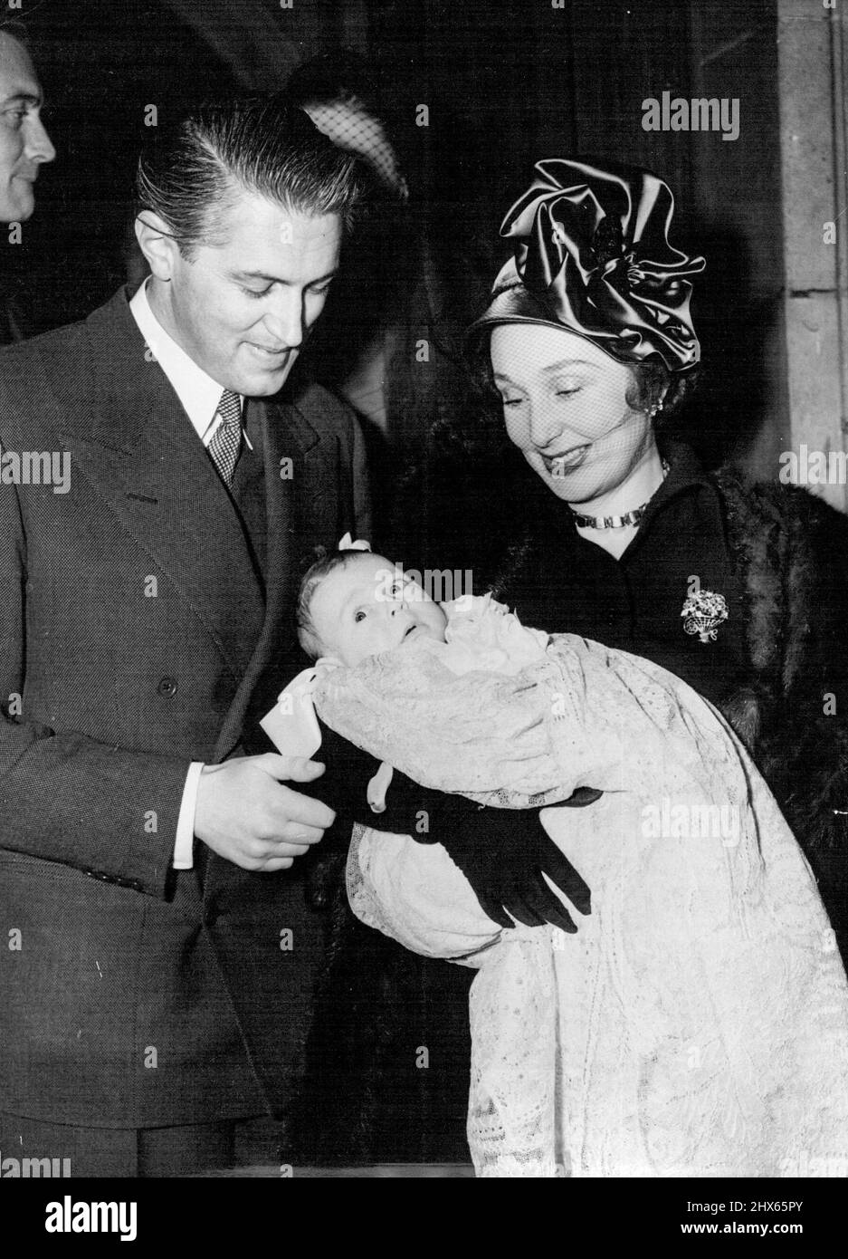 Grand jour de Joanna Belinda les parents fiers et la petite Joanna Belinda après la cérémonie de baptême aujourd'hui. Il y avait une foule de fans à souhaiter au bébé « tous les meilleurs ». Le baptême a eu lieu aujourd'hui à St. George's, à hanover Square, à Londres, de Joanna Belinda, la petite fille des célèbres stars de cinéma Googie Withes et John McCallum. 7 octobre 1950. (Photo de David Johnson, Paul Popper Ltd.). Banque D'Images