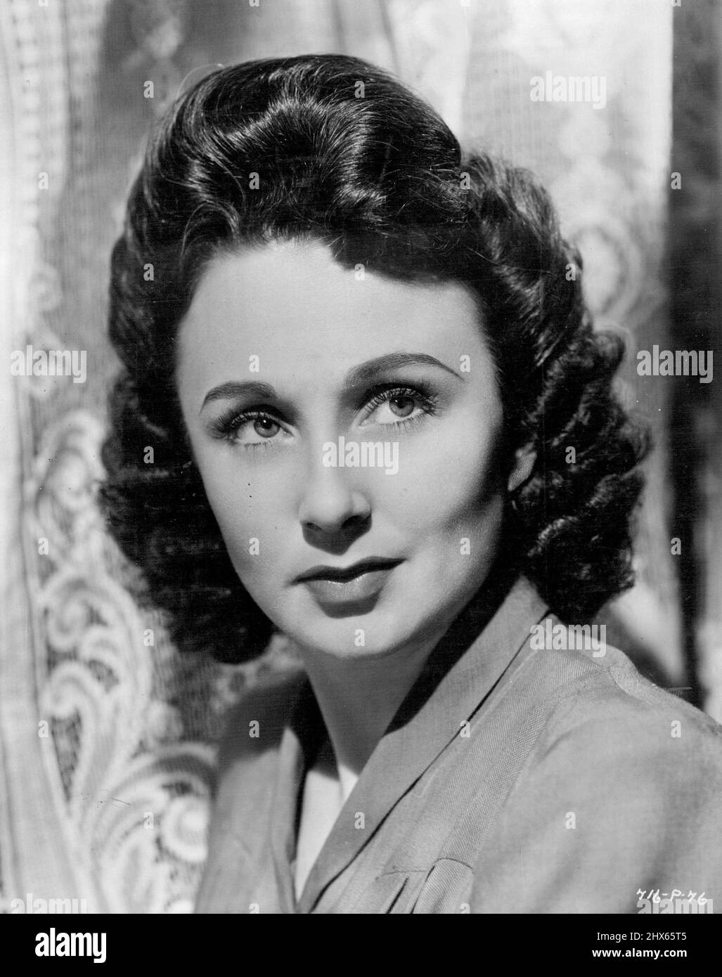 La star de cinéma britannique Googie Withers a choisi un ensemble de mariée blanc pour son mariage aujourd'hui. Elle épousera l'acteur de cinéma d'origine australienne John McCallum à St. George's, sur la place de Hanovre. Sa robe à manches longues en brocart blanc satiné possède un décolleté rond profond, avec un col Bertha renforcé. La robe a une jupe complète et un train profond. Le voile de tulle française sera maintenu à côté par des jacinthes et des orchidées blanches. Ses seuls bijoux seront perles et boucles d'oreilles en diamant, un cadeau de mariage fro Banque D'Images