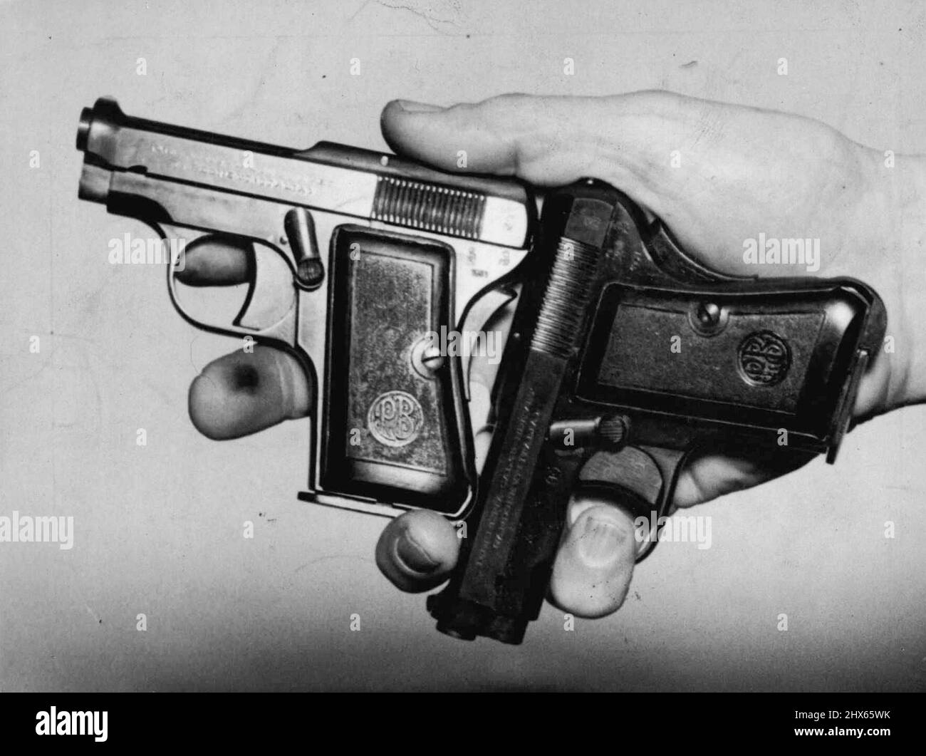 Les femmes viennent à terre avec des pistolets -- les agents des douanes ont trouvé aujourd'hui des pistolets automatiques (illustrés ci-dessus) autour des wistes de deux femmes passagers à bord du paquebot italien Toscana. Les femmes - mère et fille - ont été remarquées pour marcher de manière maladroitement - et ont été fouillés. Puis ils ont été interrogés pendant deux heures par les enquêteurs des douanes et libérés. Une autre fille, âgée de 14 ans, avait de petites bouteilles d'essence de liqueur dans sa ceinture. 14 septembre 1951. Banque D'Images