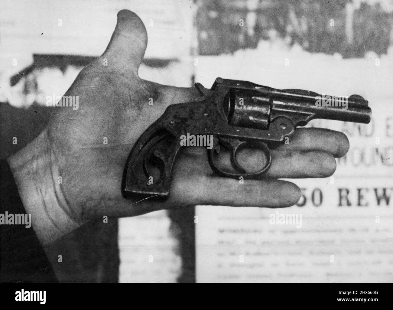 Revolver trouvé dans Botany Road, aujourd'hui, après le maintien de la maîtresse de poste. 11 juin 1949. Banque D'Images