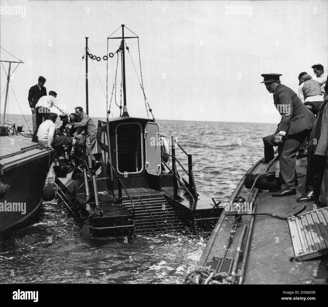 Le service de sauvetage air-mer flotte dans la Manche -- un ***** lancement du sauvetage air-mer ***** Des flotteurs dans le canal. Le Service de sauvetage air-mer géré par la Marine et R.A.F. pour sauver les pilotes qui descendent de la Manche, ont mis de grands flotteurs rouges et jaunes à certains points de la Manche. Le flotteur ressemble à un petit bateau-maison avec une poupe inclinée dans l'eau de sorte que les aviateurs peuvent monter dans l'eau pour que les aviateurs puissent monter dans le flotteur. À l'intérieur ***** , émetteur sans fil primus poêle *** Banque D'Images