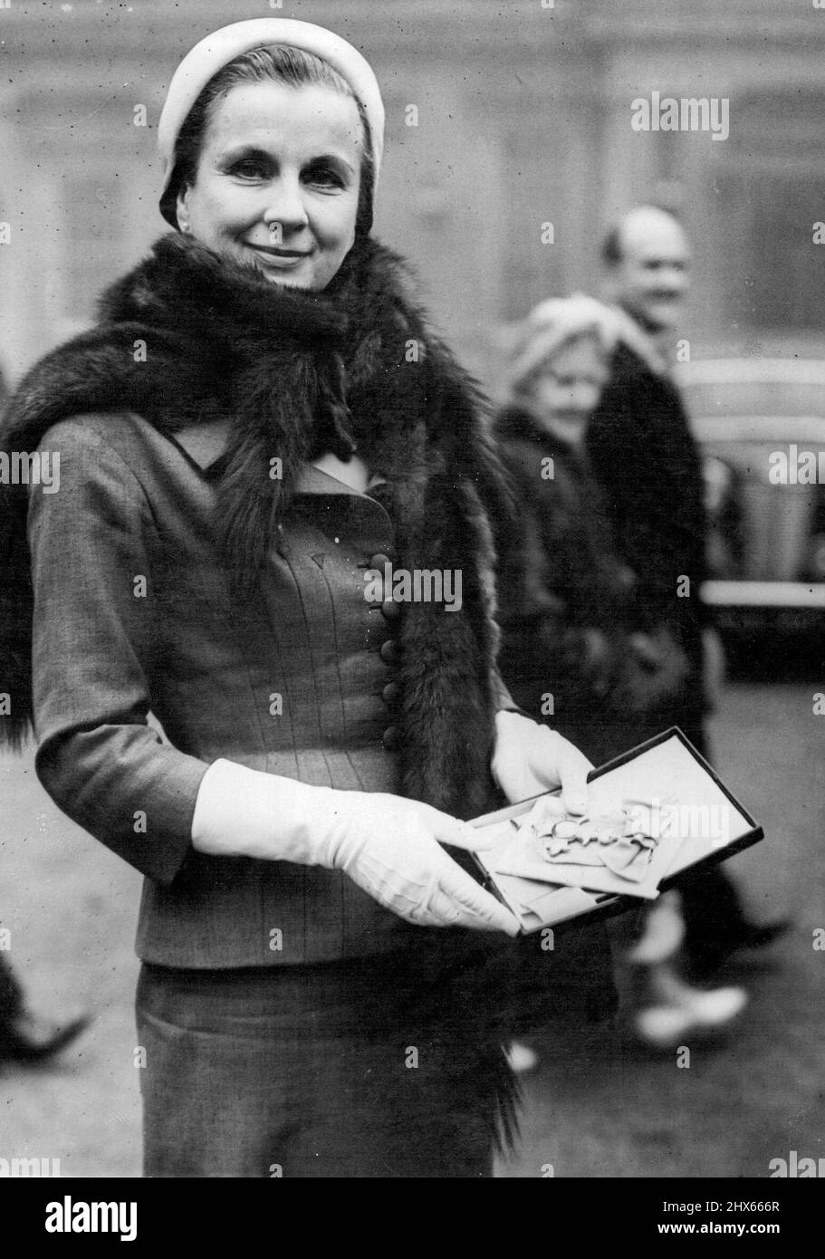 Diana à la place investiture -- l'actrice Diana Wynyard va au palais de Backinghum pour recevoir son C. B. E. de la reine aujourd'hui. 19 mars 1953. (Photo par Daily Mail Contract Picture). Banque D'Images