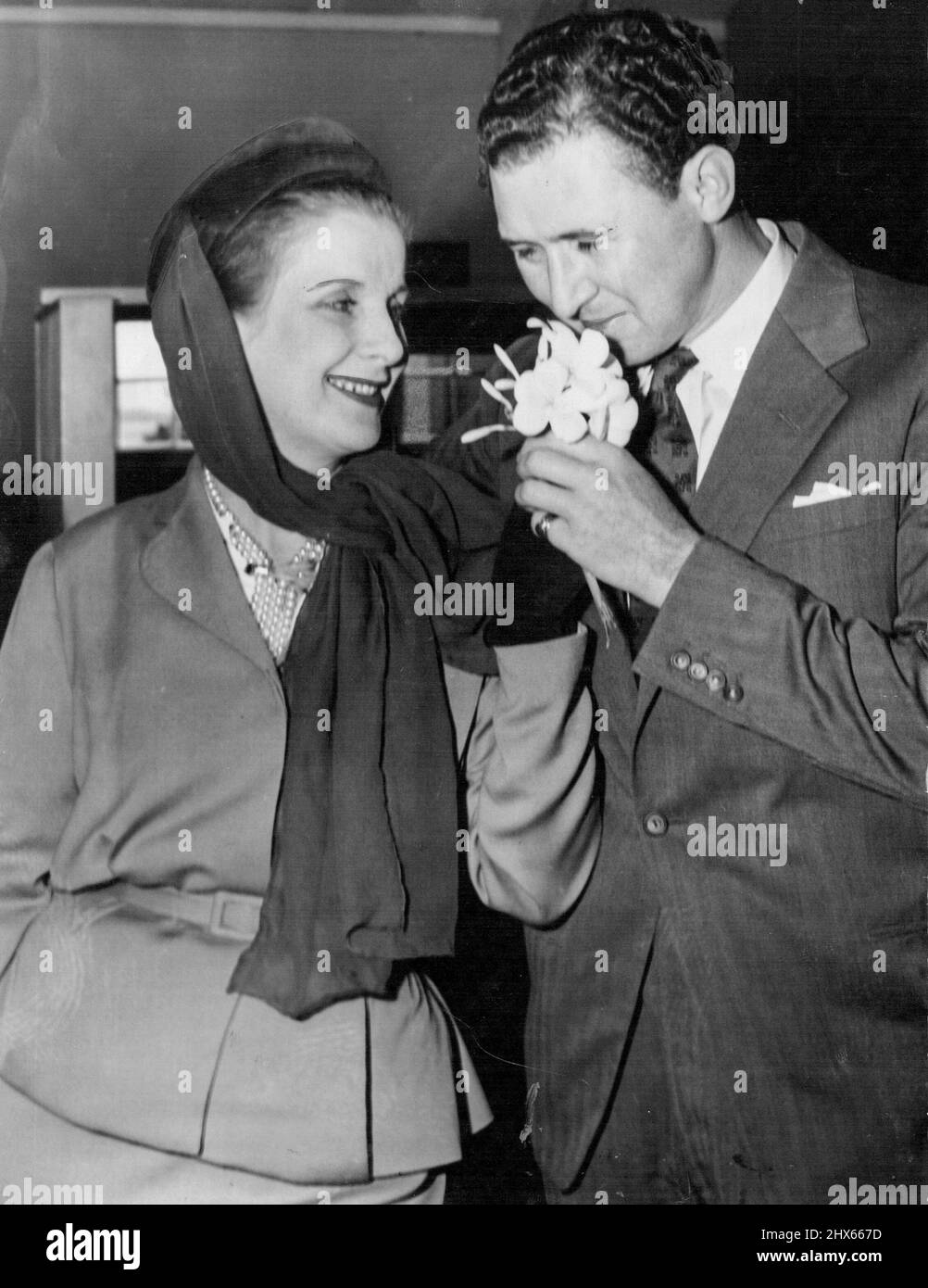Mlle Diana Wynyard et M. Anthony Quayle qui sont arrivés hier à Sydney par avion d'Angleterre. Ce sont les stars de la Shakespeare Memorial Theatre Company de Stratford-on-Avon, qui fera une tournée de quatre mois en Australie. Mlle Diana Wynyard, l'actrice anglaise, a marqué un coup instantané avec son premier public quand elle a fait une brève apparition à l'aéroport Kingsford Smith, Mascot, aujourd'hui. 11 octobre 1949. Banque D'Images