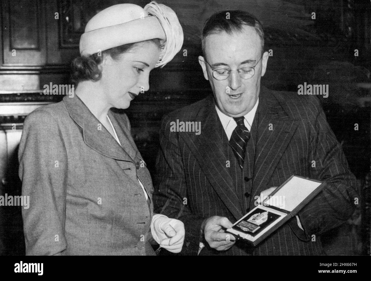M. J. A. Beasley, ministre résident de l'Australie à Londres, a récemment décerné un prix d'appréciation à Mlle Diana Wynyard, star du cinéma britannique, qui a contribué à l'obtention du prêt de la victoire australienne en £80 000 000. Le prix était une plaque de commémoration en argent du Commonwealth. 25 juillet 1946. (Photo de Sport & General Press Agency Limited) Banque D'Images